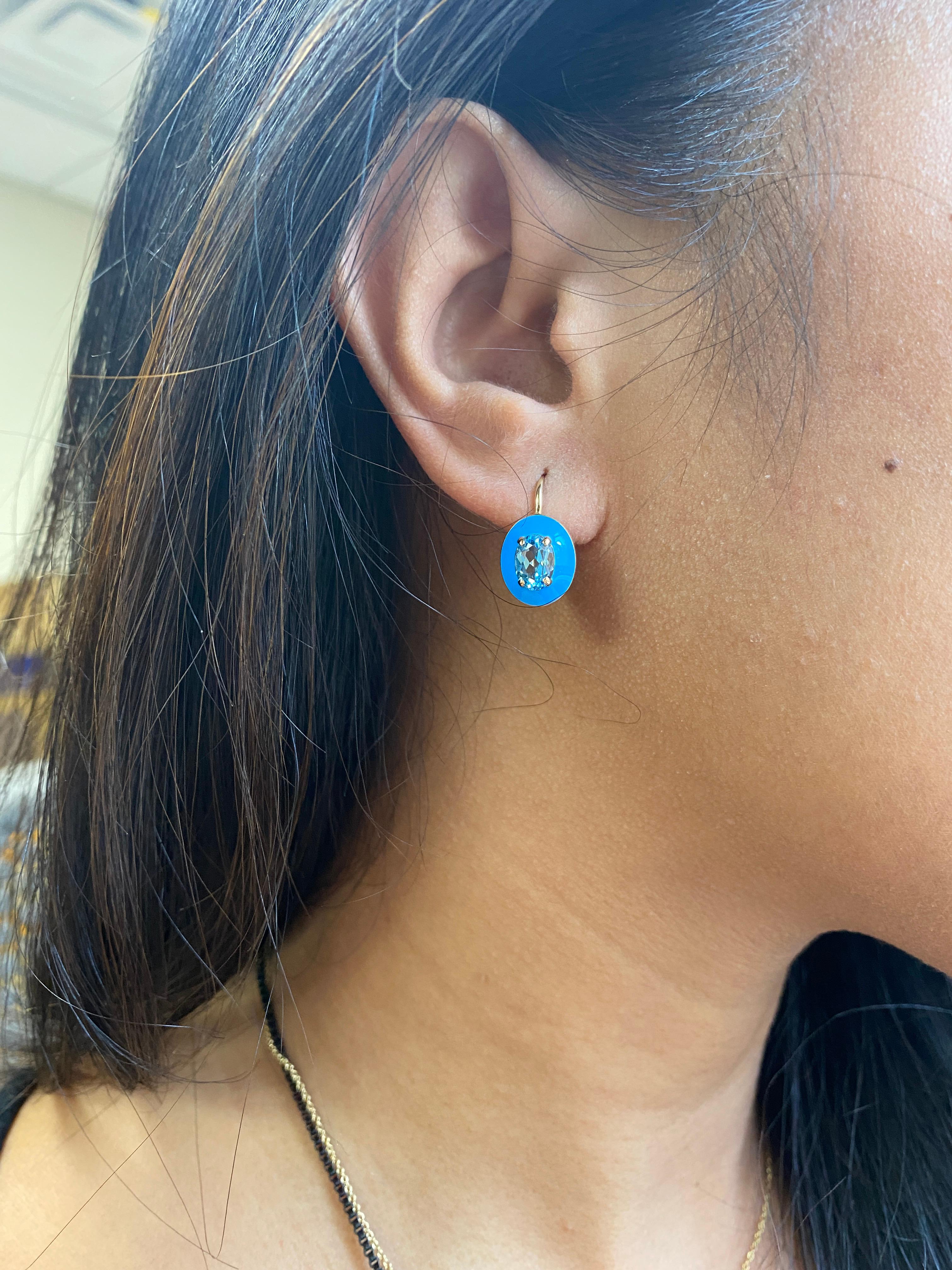 Ohrringe mit Hebelverschluss aus ovalem blauem Topas mit türkisfarbener Emaille und Klappverschluss (Zeitgenössisch)