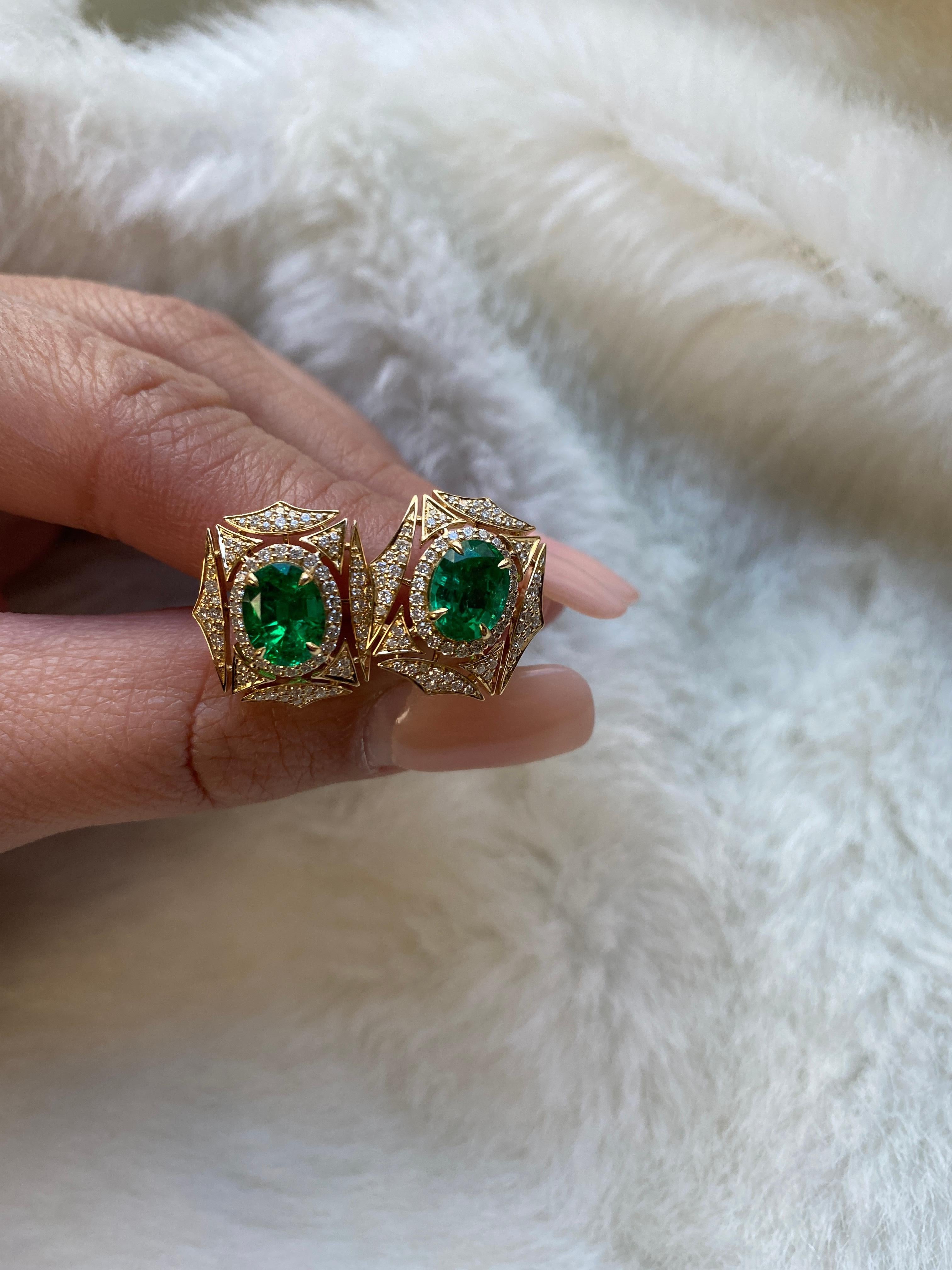 Facettierte ovale Smaragd- und Diamant-Web-Ohrringe vonshwara (Zeitgenössisch)