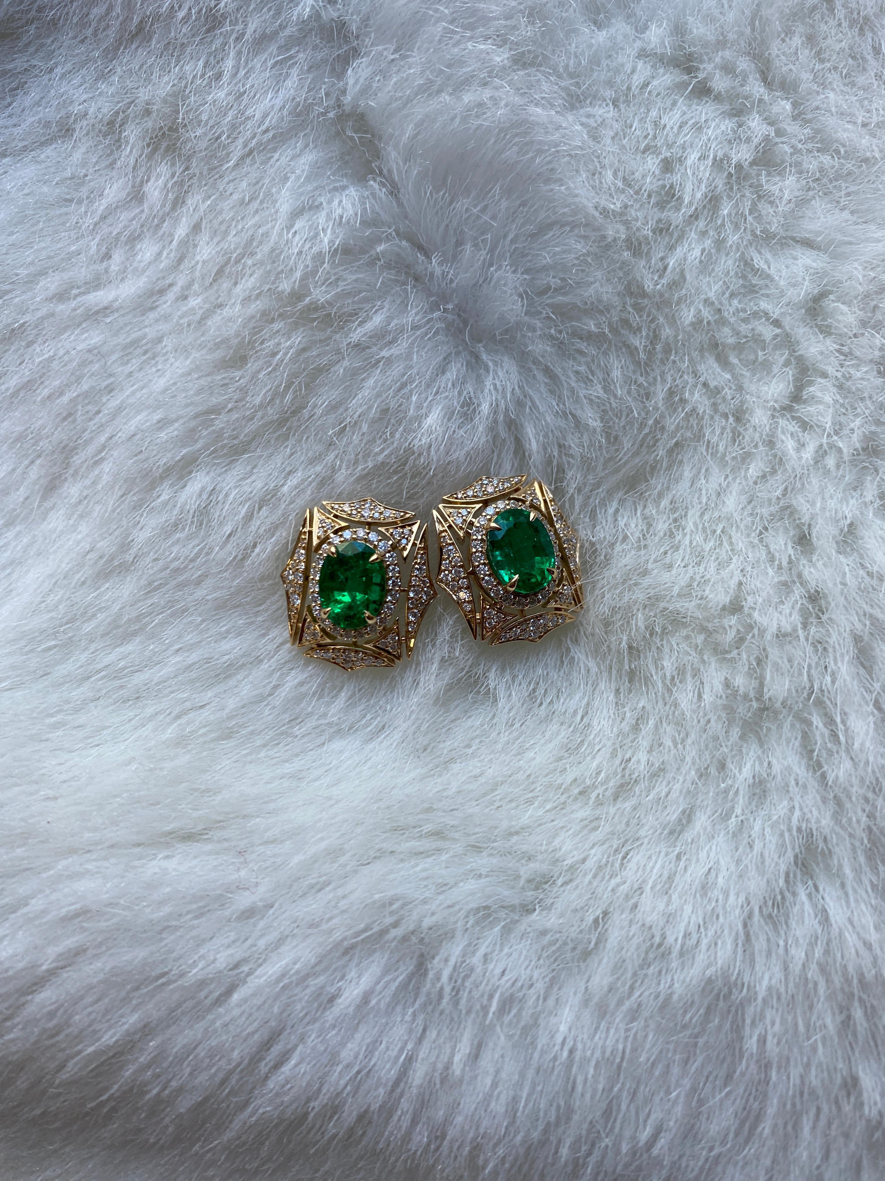 Facettierte ovale Smaragd- und Diamant-Web-Ohrringe vonshwara (Ovalschliff)