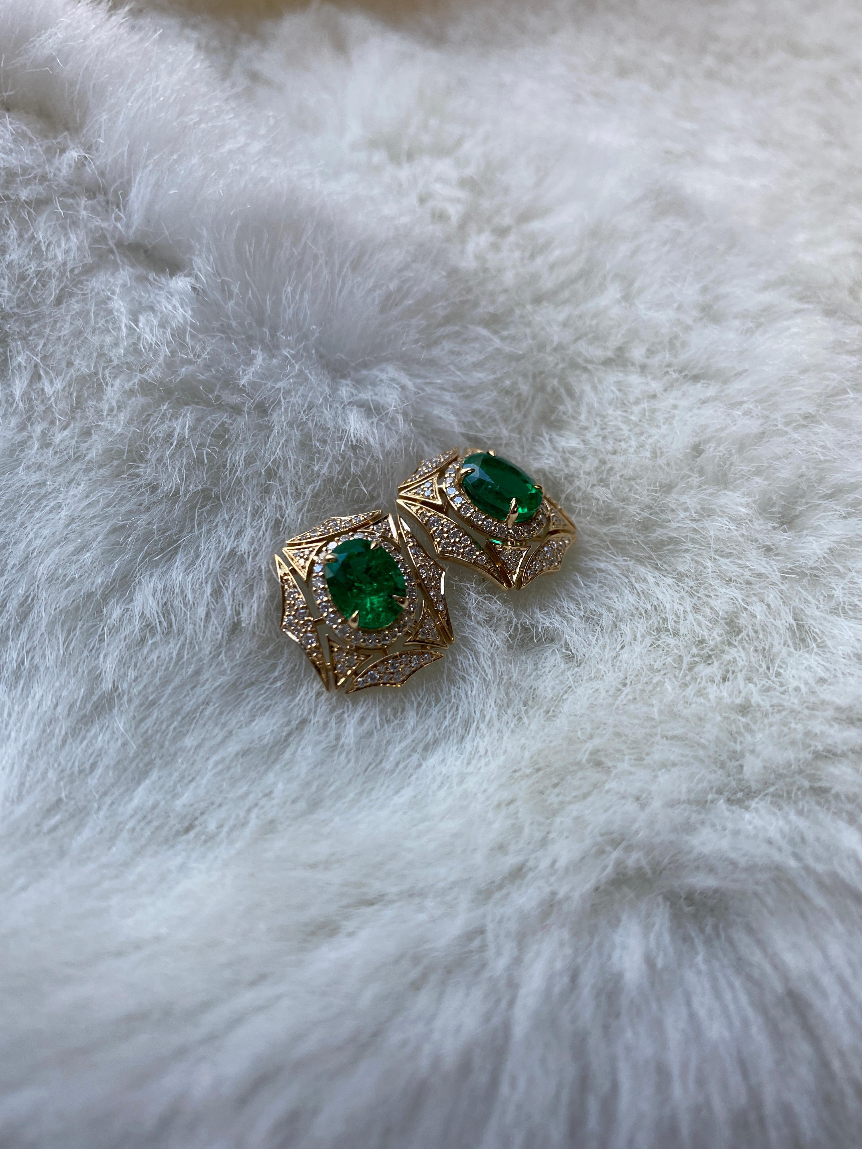 Facettierte ovale Smaragd- und Diamant-Web-Ohrringe vonshwara im Zustand „Neu“ in New York, NY