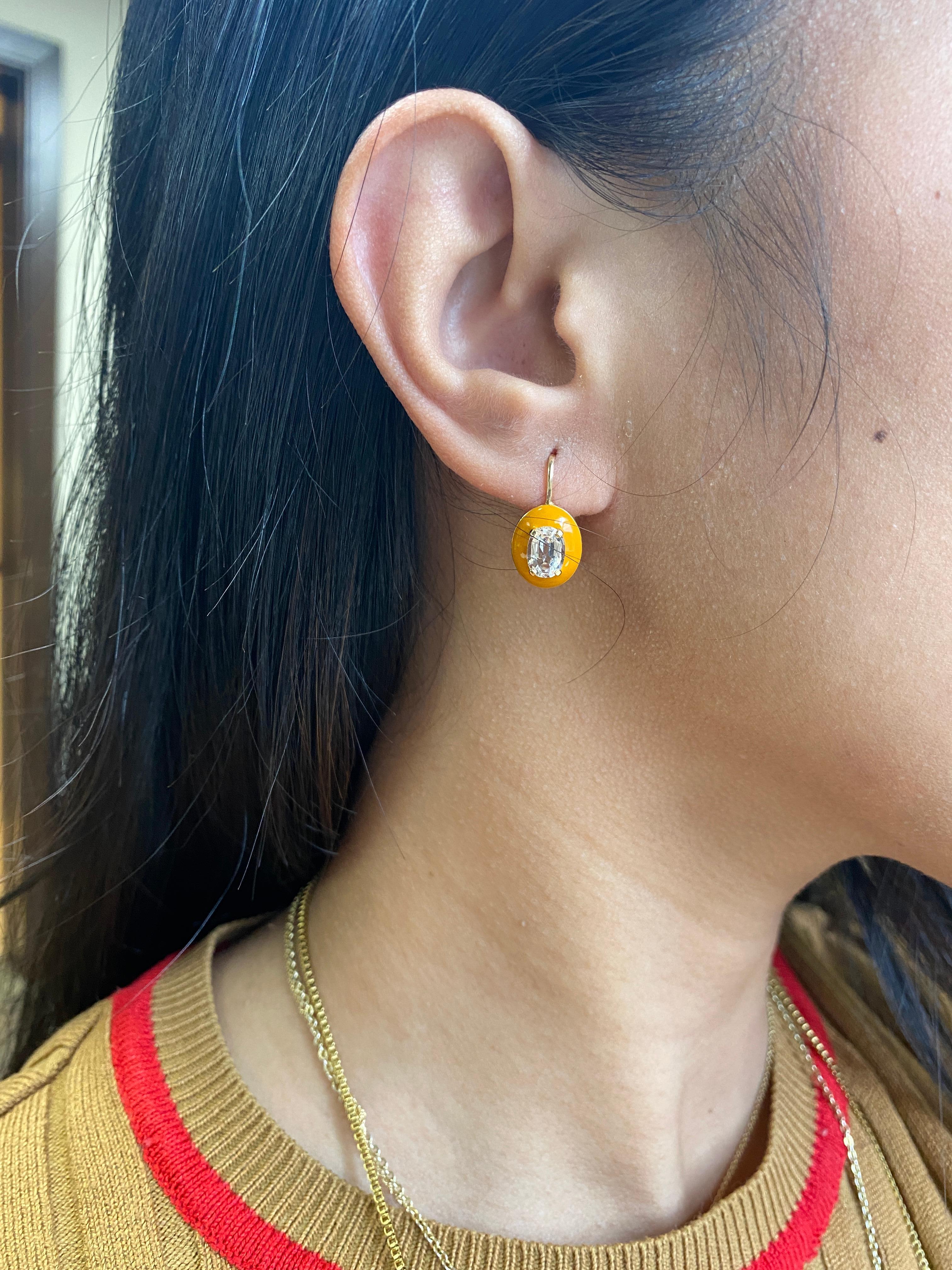 Taille ovale Boucles d'oreilles Goshwara en cristal de roche ovale facetté, avec bordure en émail brun en vente