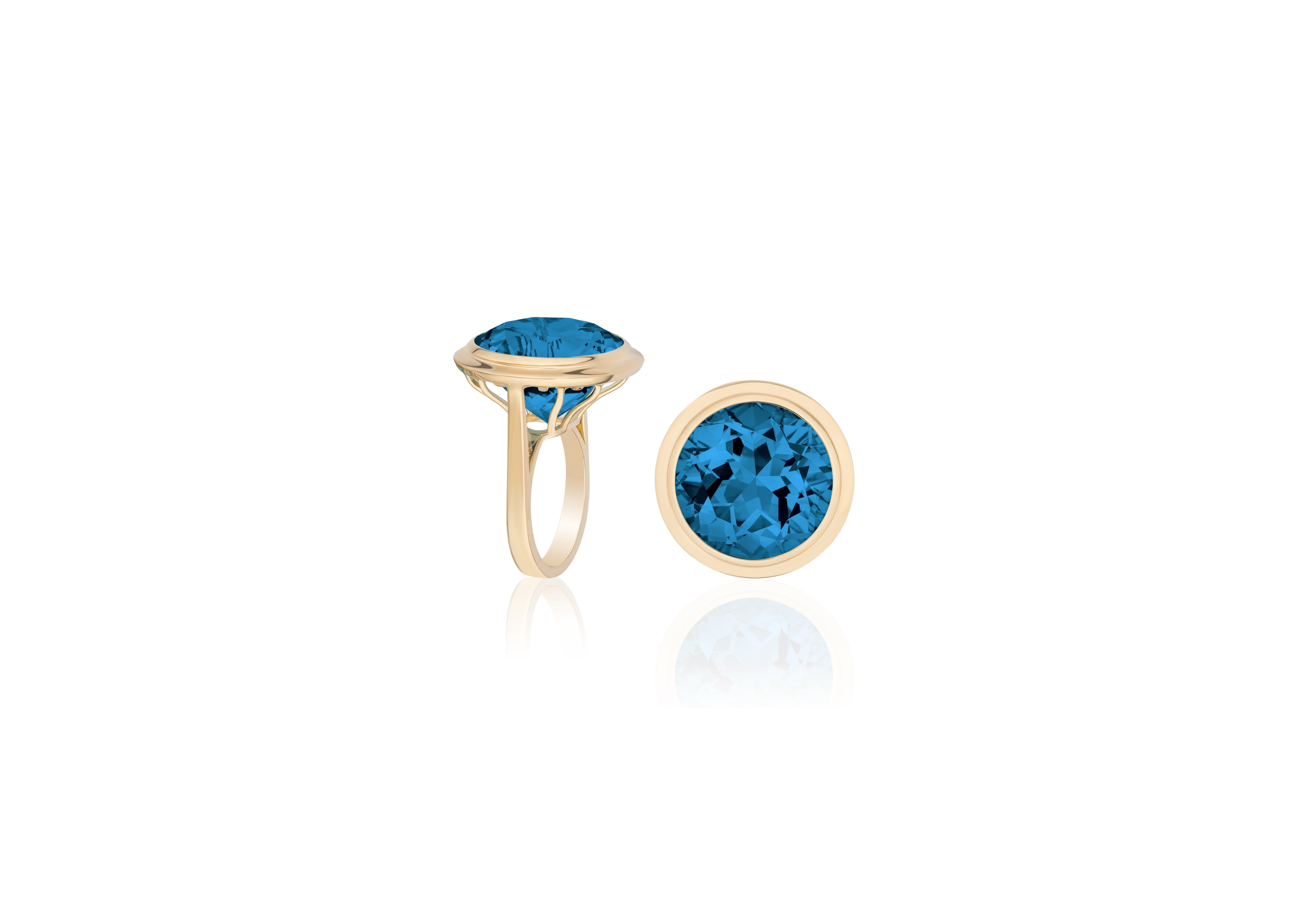 Exquisiter facettierter runder Londoner Blautopas-Ring aus der 'G-One' Collection'S von Goshwara. Dieser fesselnde Ring aus luxuriösem 18-karätigem Gelbgold präsentiert einen faszinierenden Londoner Blautopas mit rundem Facettenschliff, der einen