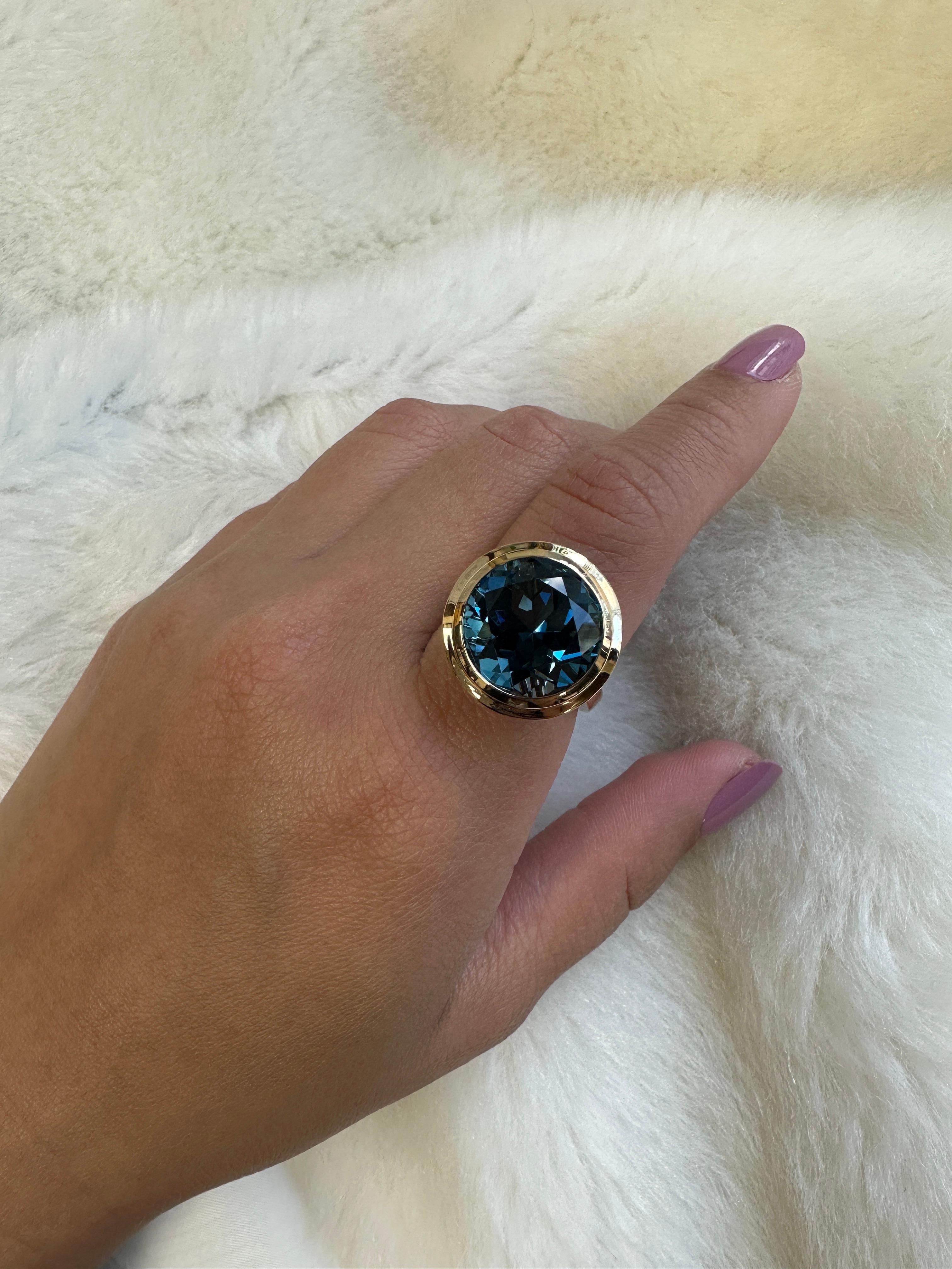 Goshwara Faceted Round London Blue Topaz Ring In New Condition In New York, NY
