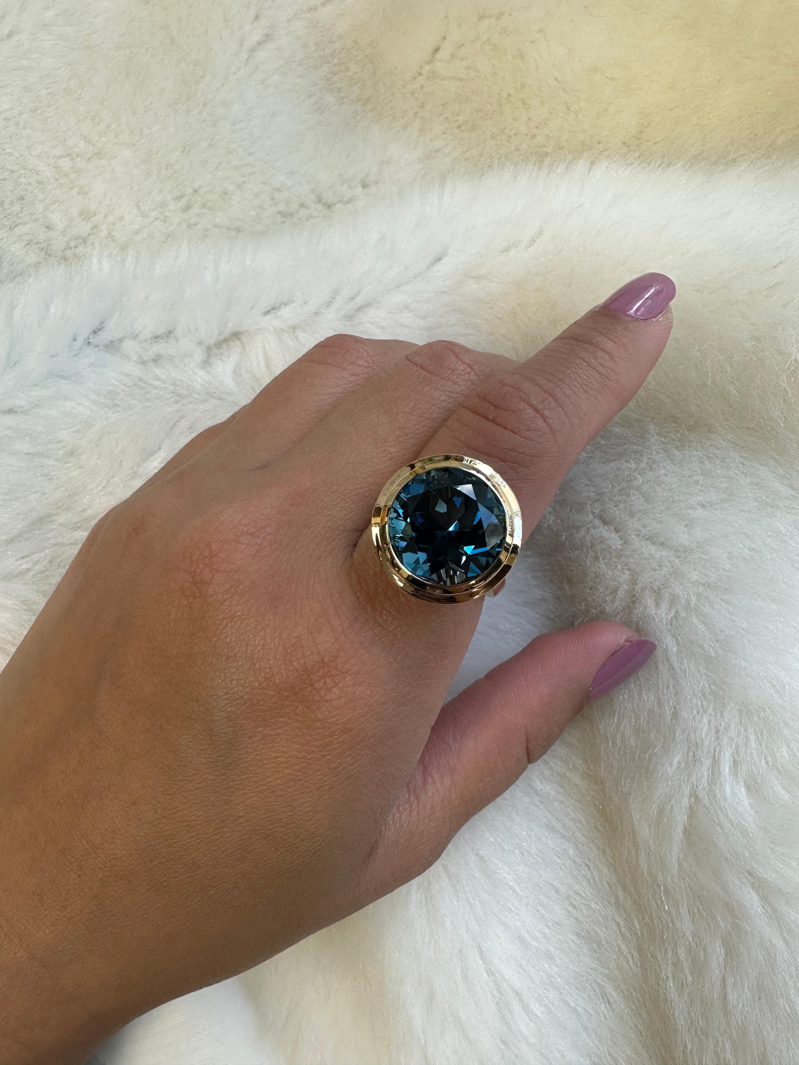 Goshwara Faceted Round London Blue Topaz Ring In New Condition For Sale In New York, NY