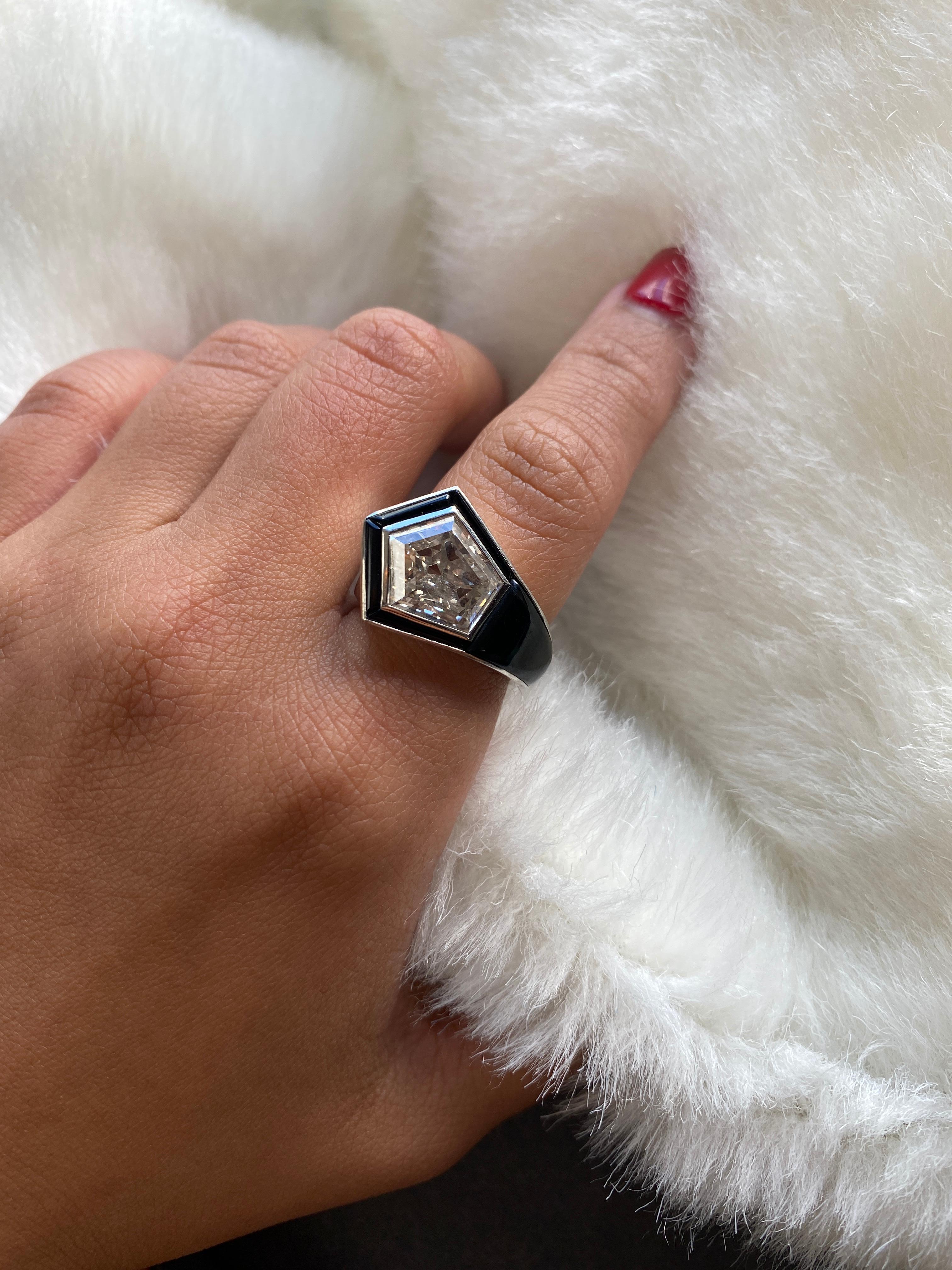 Ring aus schwarzer Jade mit Diamant im Phantasieschliff vonshwara im Zustand „Neu“ im Angebot in New York, NY