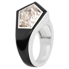 Ring aus schwarzer Jade mit Diamant im Phantasieschliff vonshwara