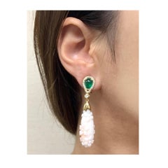 Goshwara G-One Tropfenohrringe aus 18 Karat Gelbgold mit geschnitzter Koralle, Smaragd und Diamant
