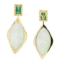 Goshwara G - Ein 18 Karat Gold geschnitzter Jade-Smaragd und Diamant-Tropfen-Ohrring