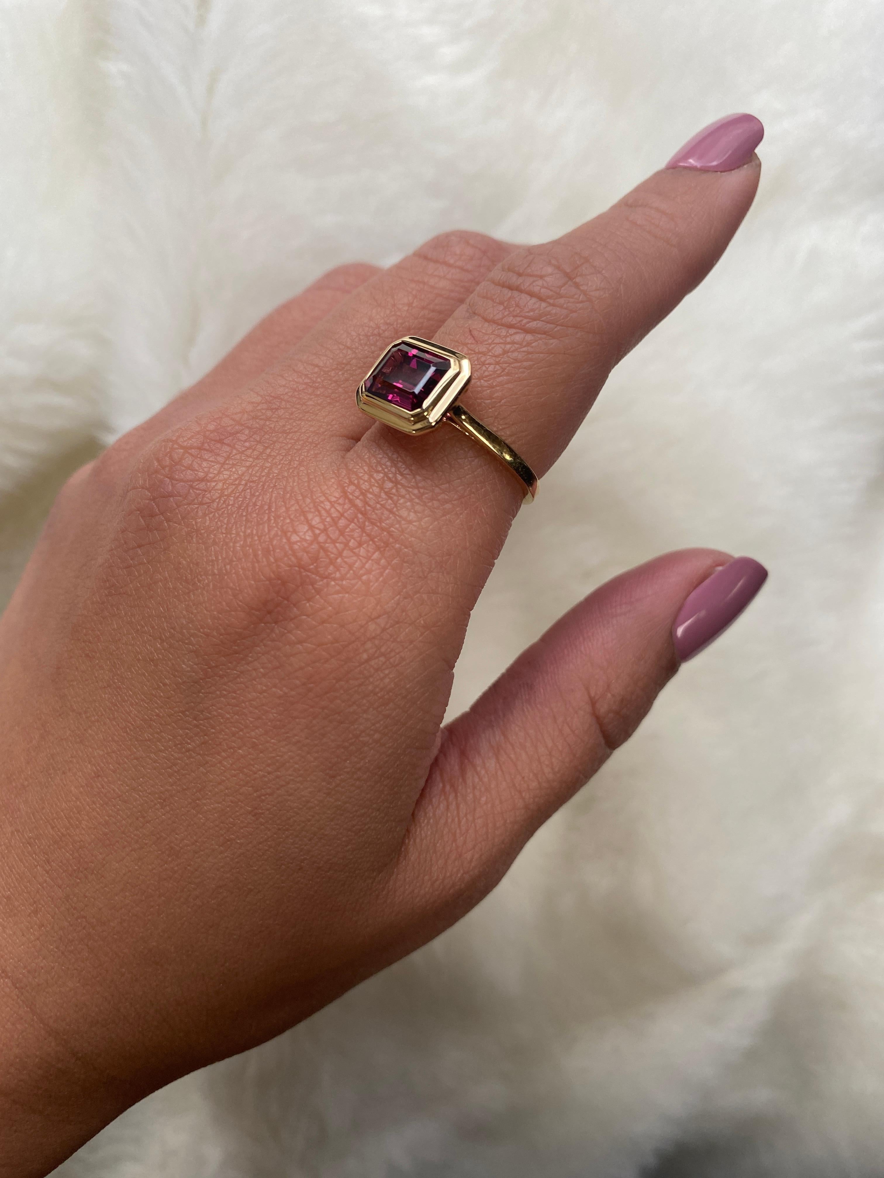 Goshwara Granat Smaragdschliff Lünette gefasster Ring im Zustand „Neu“ im Angebot in New York, NY