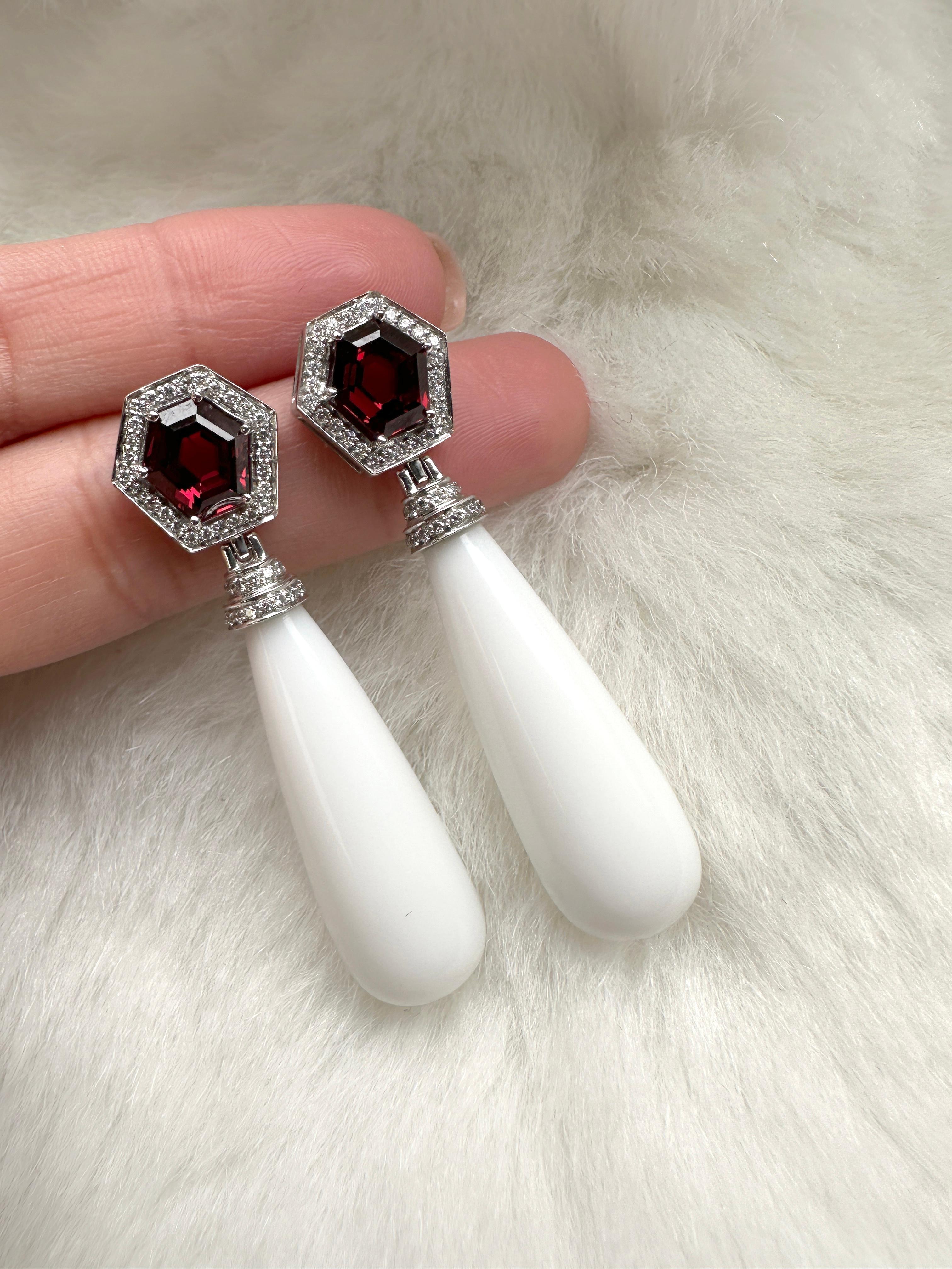 These Garnet & Fancy Cut White Agate Drop Earrings with diamond in 18K White Gold from the 'G-One' Collection are a stunning piece of jewelry that exudes elegance and sophistication. The earrings feature deep red garnets and white agate gemstones,