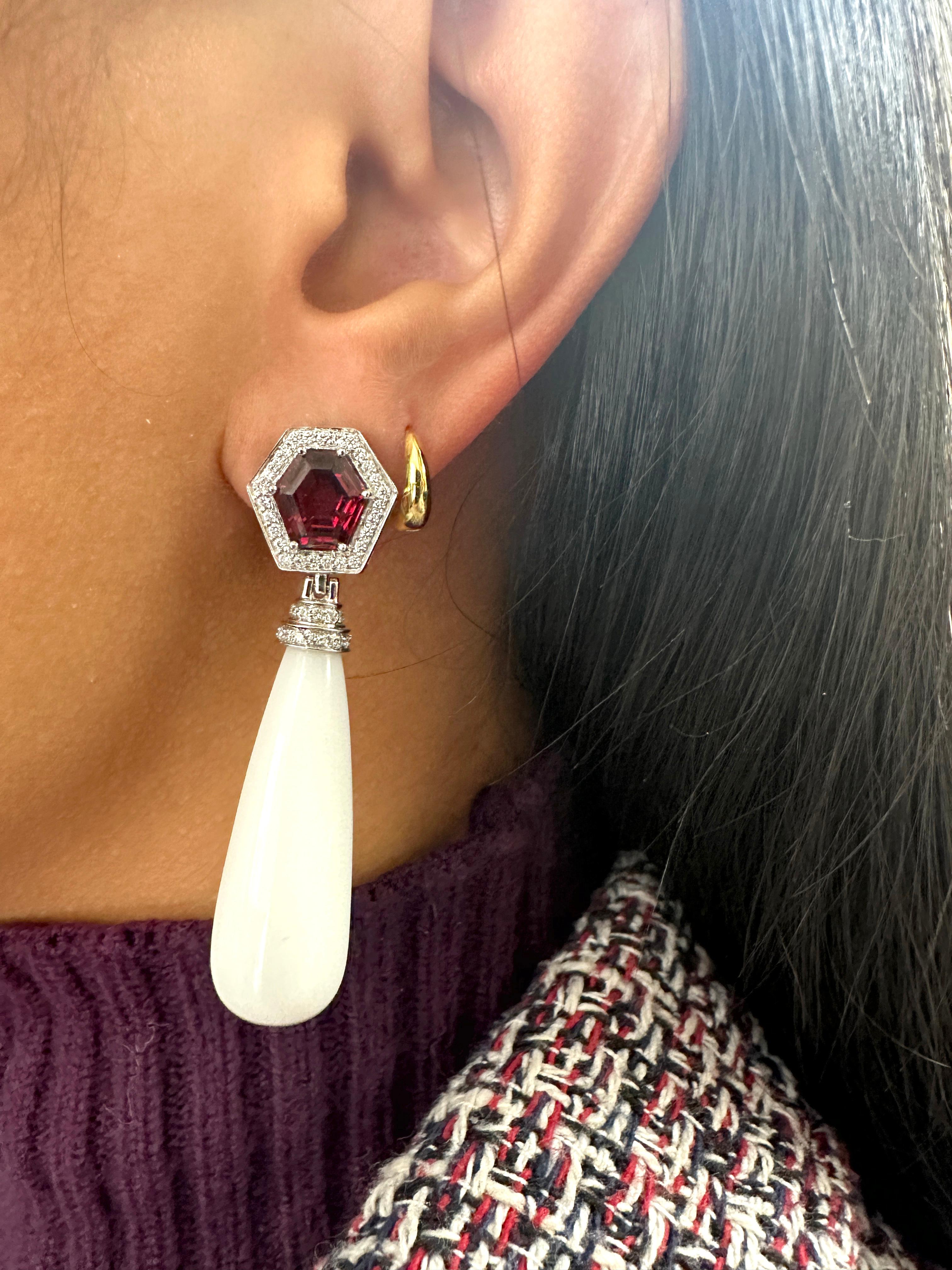 Goshwara Garnet & White Agate Drop with Diamonds Earrings In New Condition For Sale In New York, NY