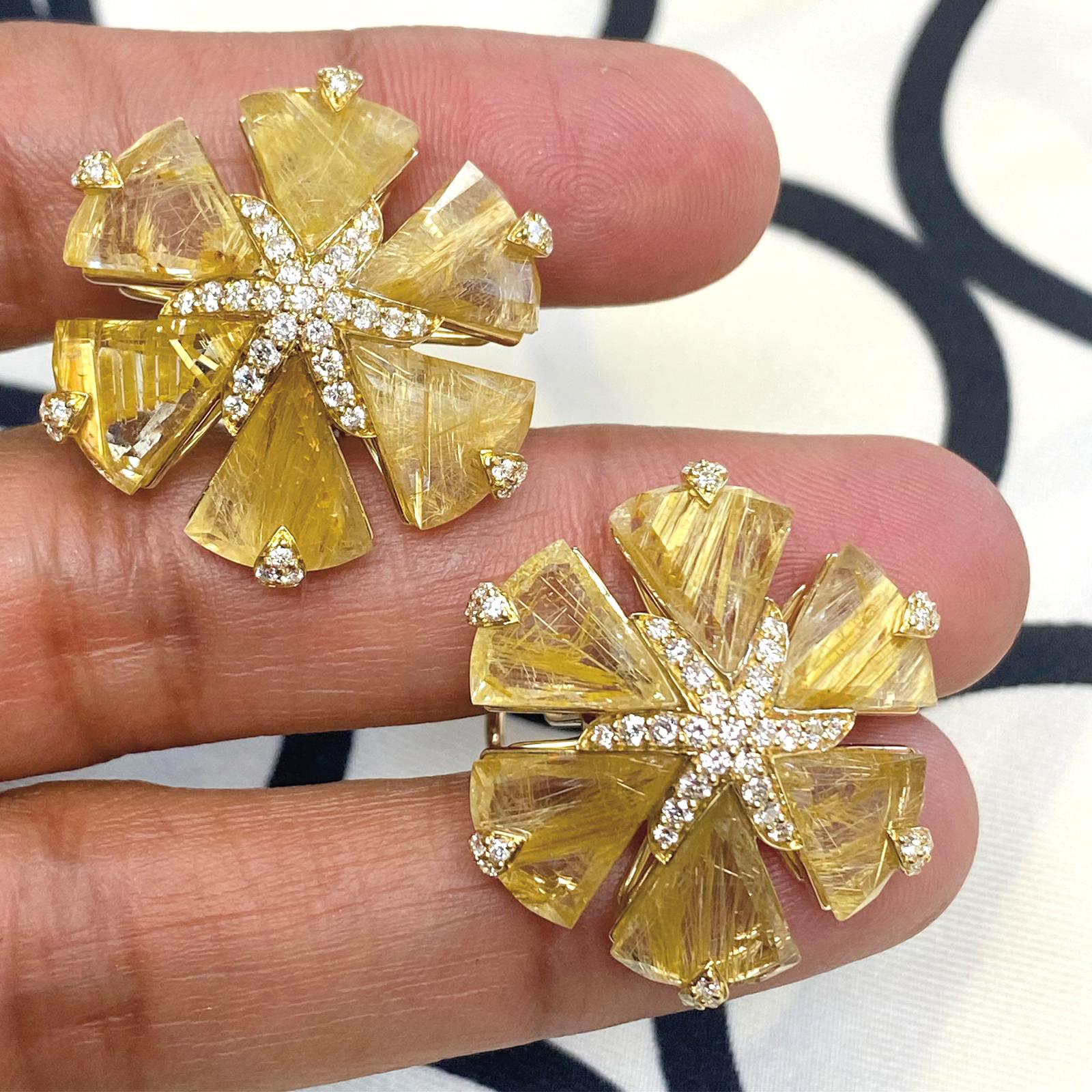Goldfarbene Rutil-Diamant-Ohrringe mit ausgefallener Trillion Blume vonshwara im Angebot 1