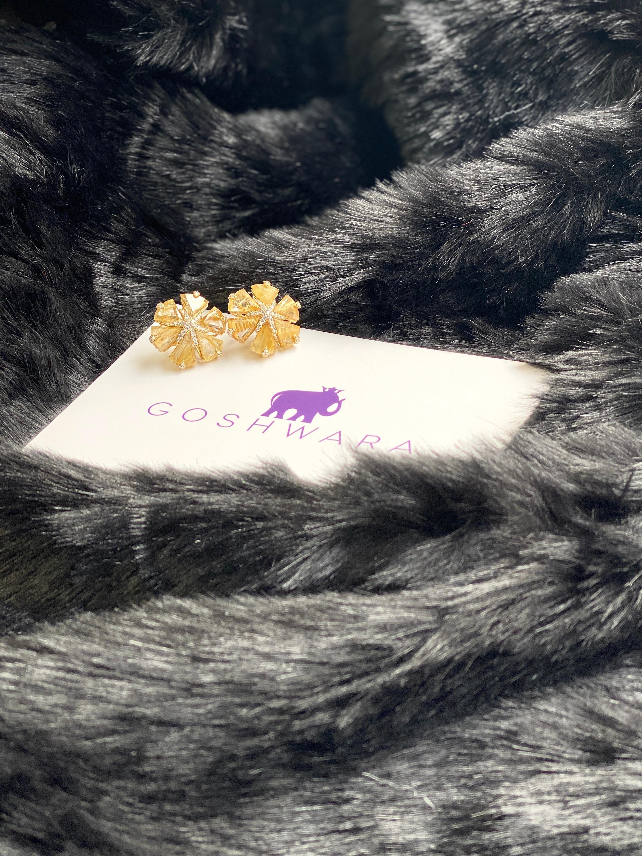 Orecchini con diamanti a fiore Goshwara Golden Rutilated Fancy Trillion in vendita 3