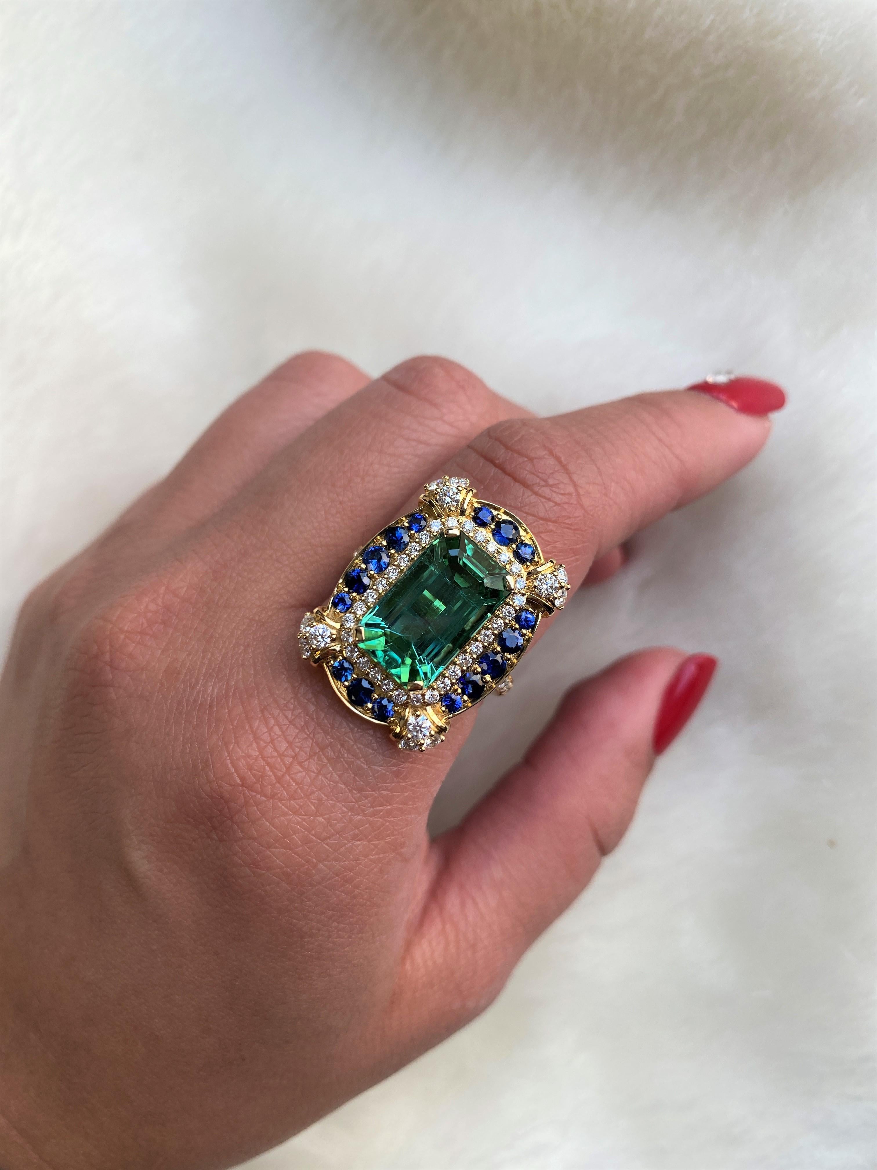 Contemporary Goshwara Green Tourmaline Emerald Cut with Diamonds and Sapphire Ring For Sale