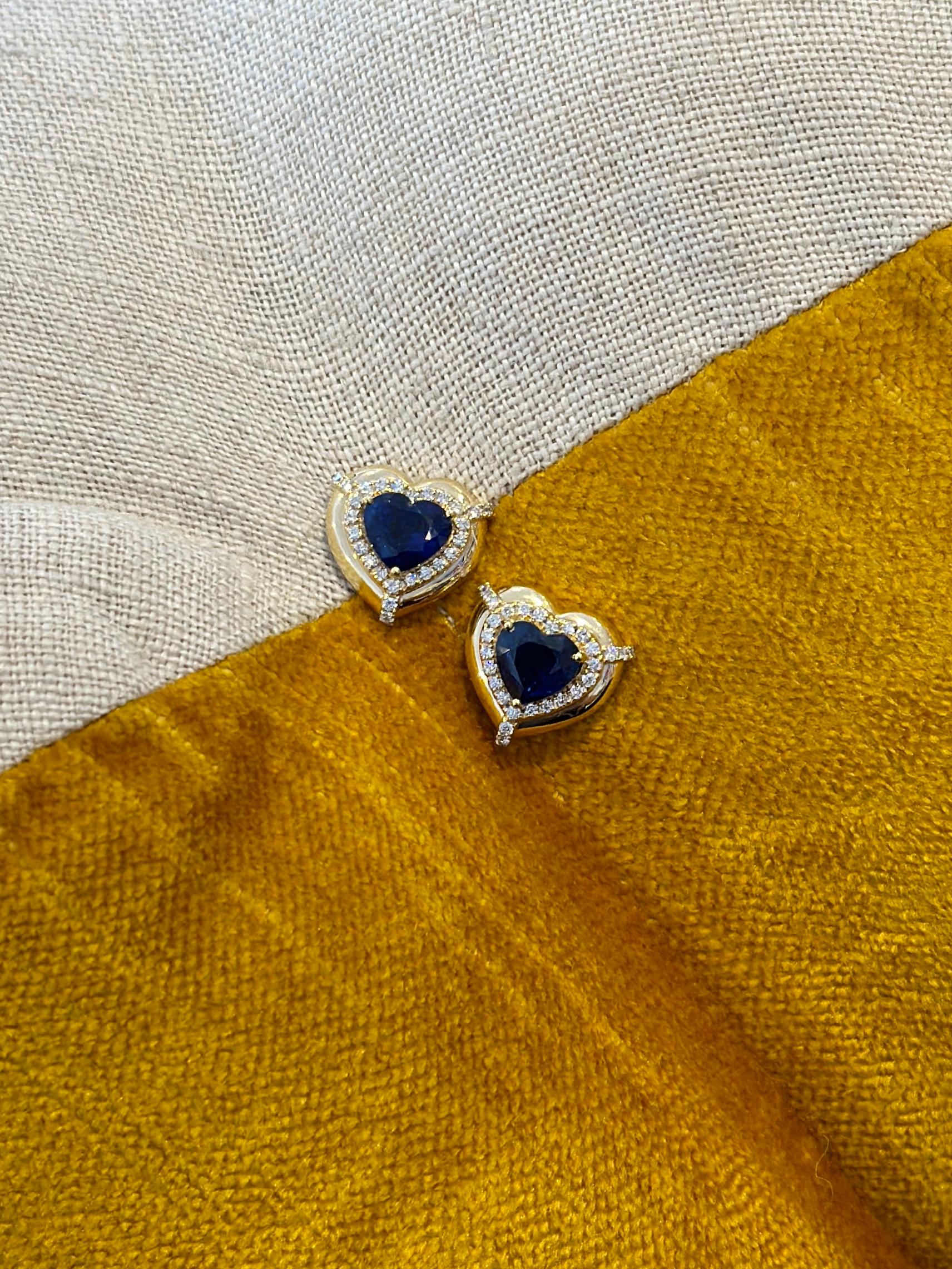 Ces clous d'oreilles en or jaune 18 carats en forme de cœur, ornés de saphirs bleus et de diamants, qui font partie de la Collection 'G-One', sont d'une élégance époustouflante. Ces boucles d'oreilles présentent des saphirs bleus en forme de cœur,