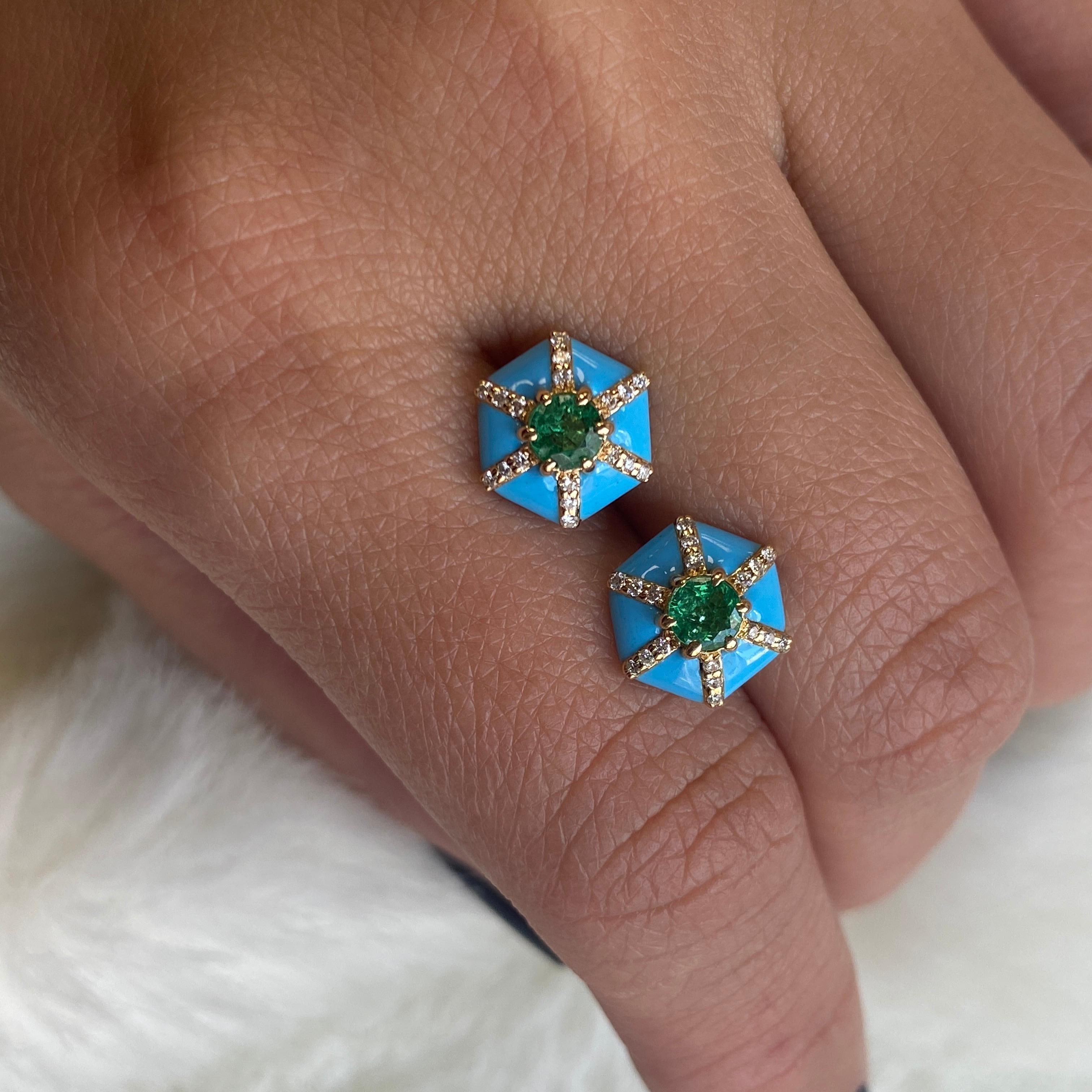Ohrstecker in Sechseckiger Form aus türkisfarbener Emaille mit Smaragd und Diamanten vonshwara (Hexagonschliff)