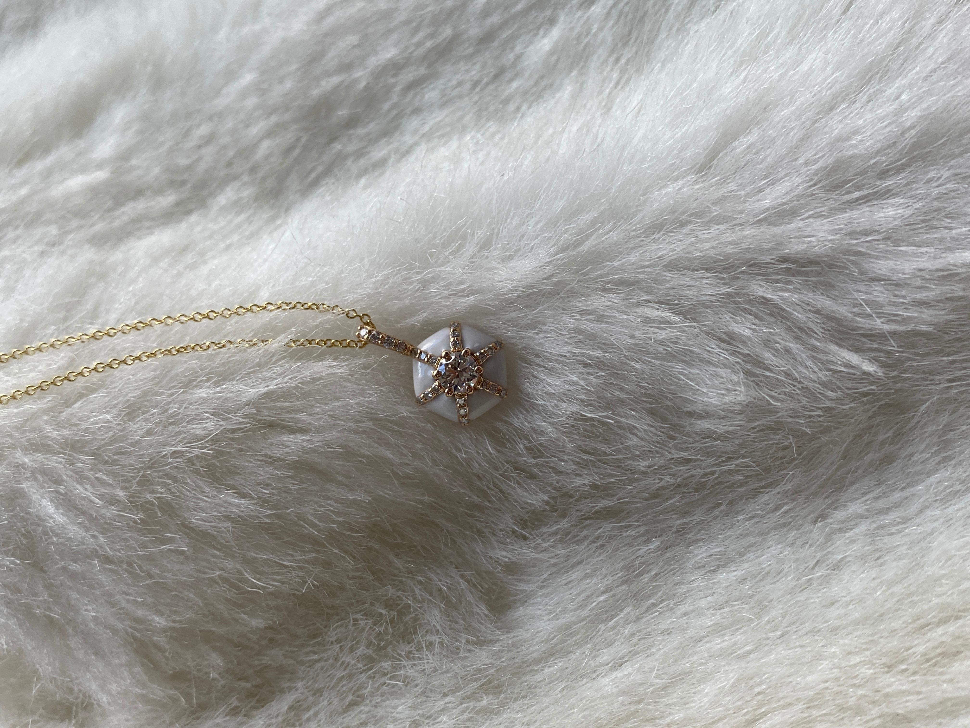 Sechseckiger Anhänger aus weißer Emaille mit Diamanten inshwara-Form Damen