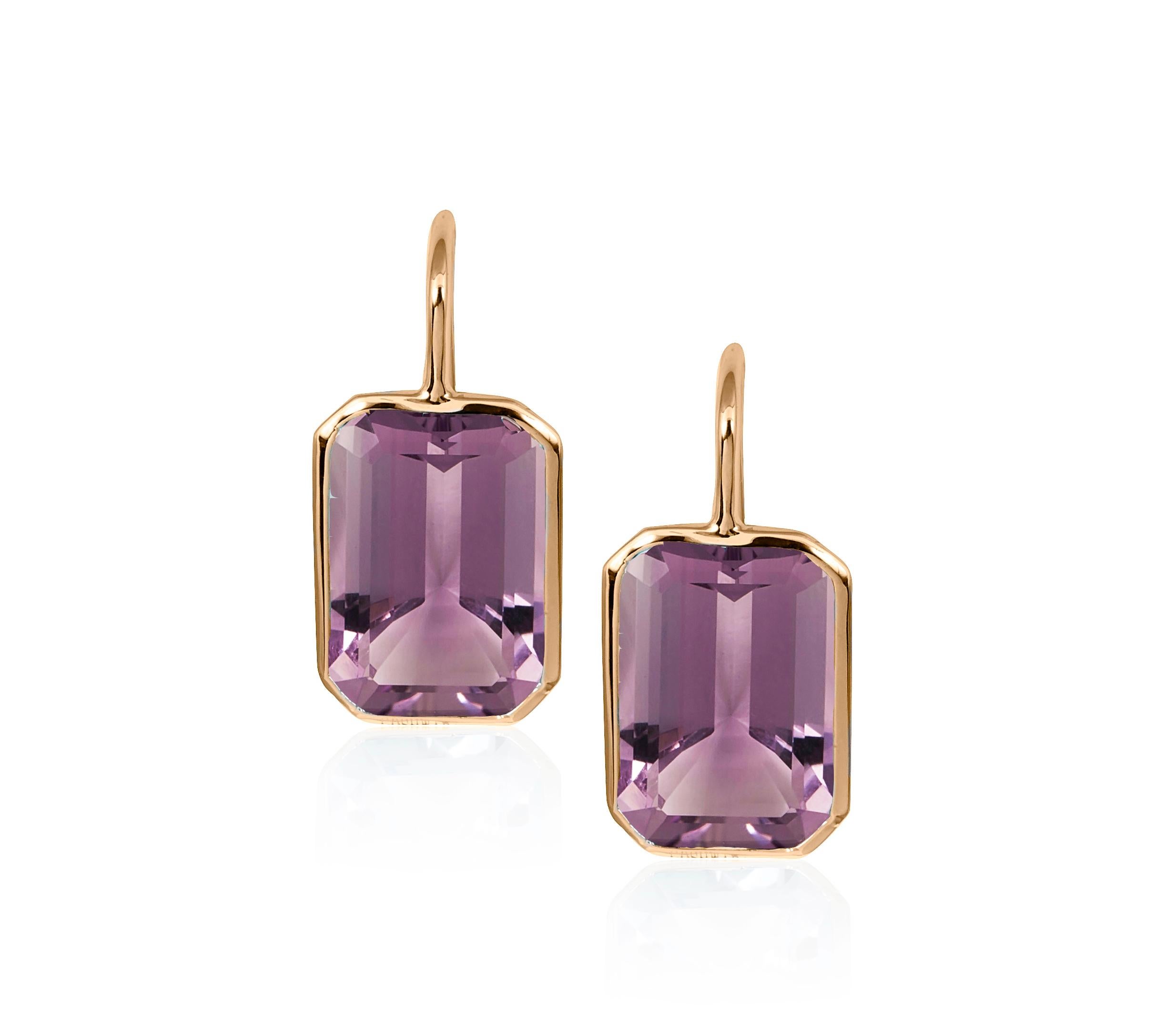 Ohrringe mit lavendelfarbenem Amethyst und Smaragd im Smaragdschliff auf Draht aus 18K Gelbgold aus der Kollektion 