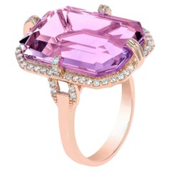 Ring mit lavendelfarbenem Amethyst und Diamanten im Smaragdschliff vonshwara