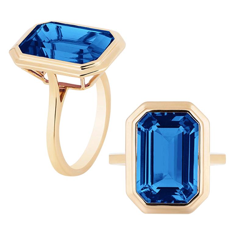 Ring mit blauem Topas und Smaragdschliff in Lünettenfassung vonshwara London