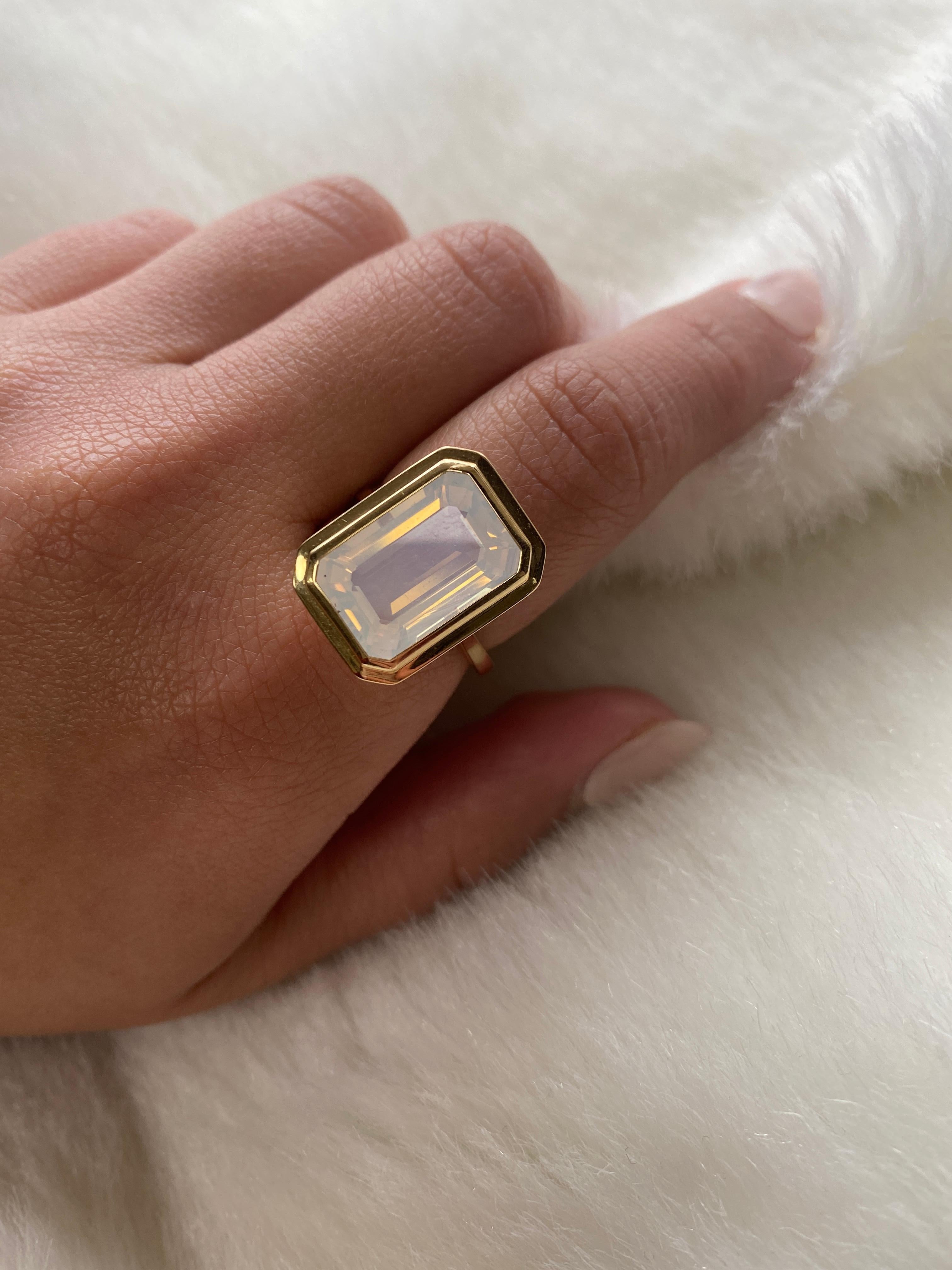 Taille émeraude Bague Goshwara en quartz de lune taille émeraude sertie d'un chaton en vente