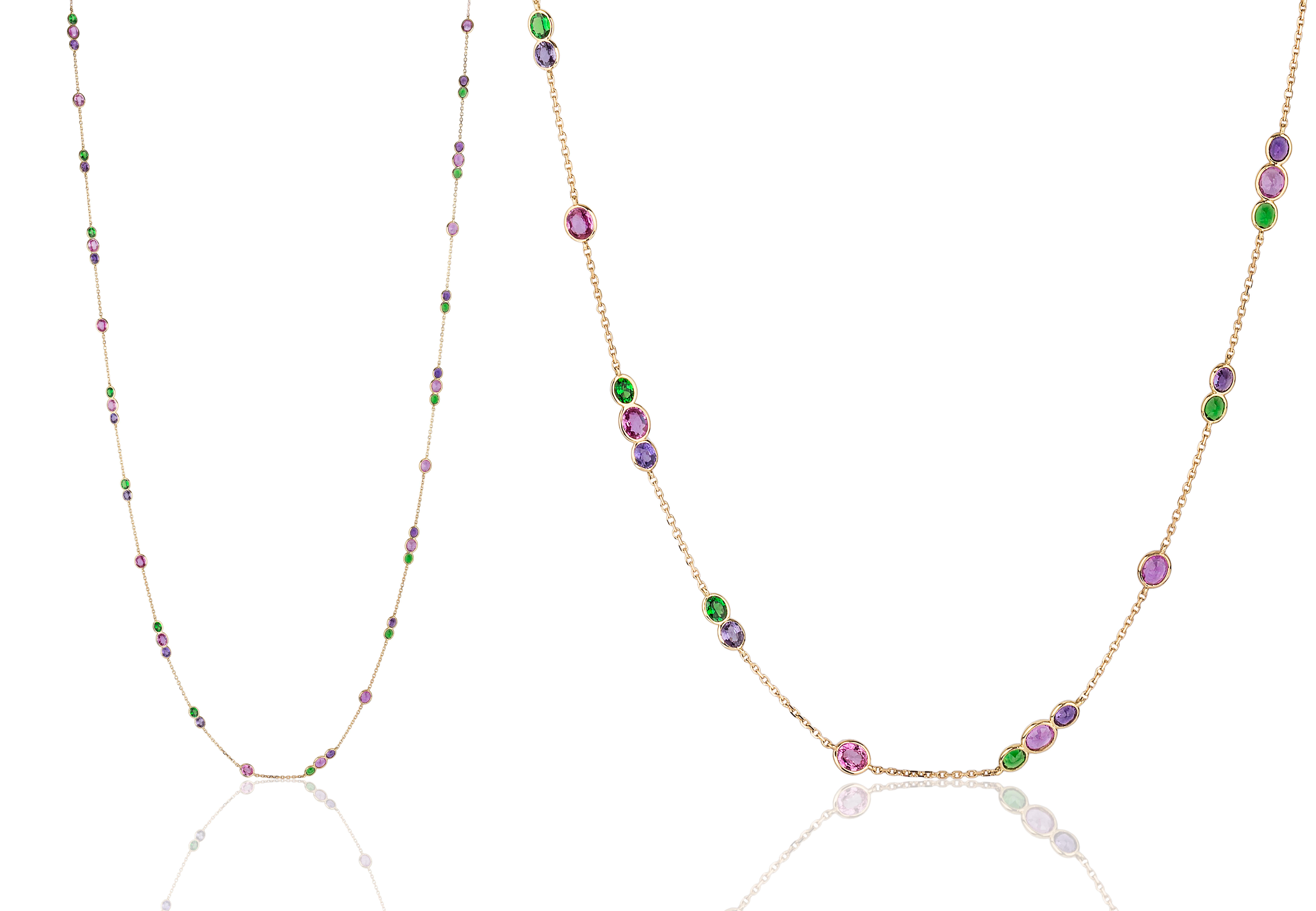 Entdecken Sie diese limitierte Multi-Saphir & Tsavorit-Halskette in elegantem Design aus 18 Karat Gelbgold. Diese Halskette besteht aus einer Kollektion sorgfältig ausgewählter Saphire und Tsavoriten, die die zarte Kette schmücken. Seine raffinierte