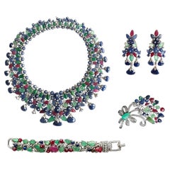 Goshwara-Halskette, Armband, Ohrringe und Brosche mit mehreren Steinen und Diamanten