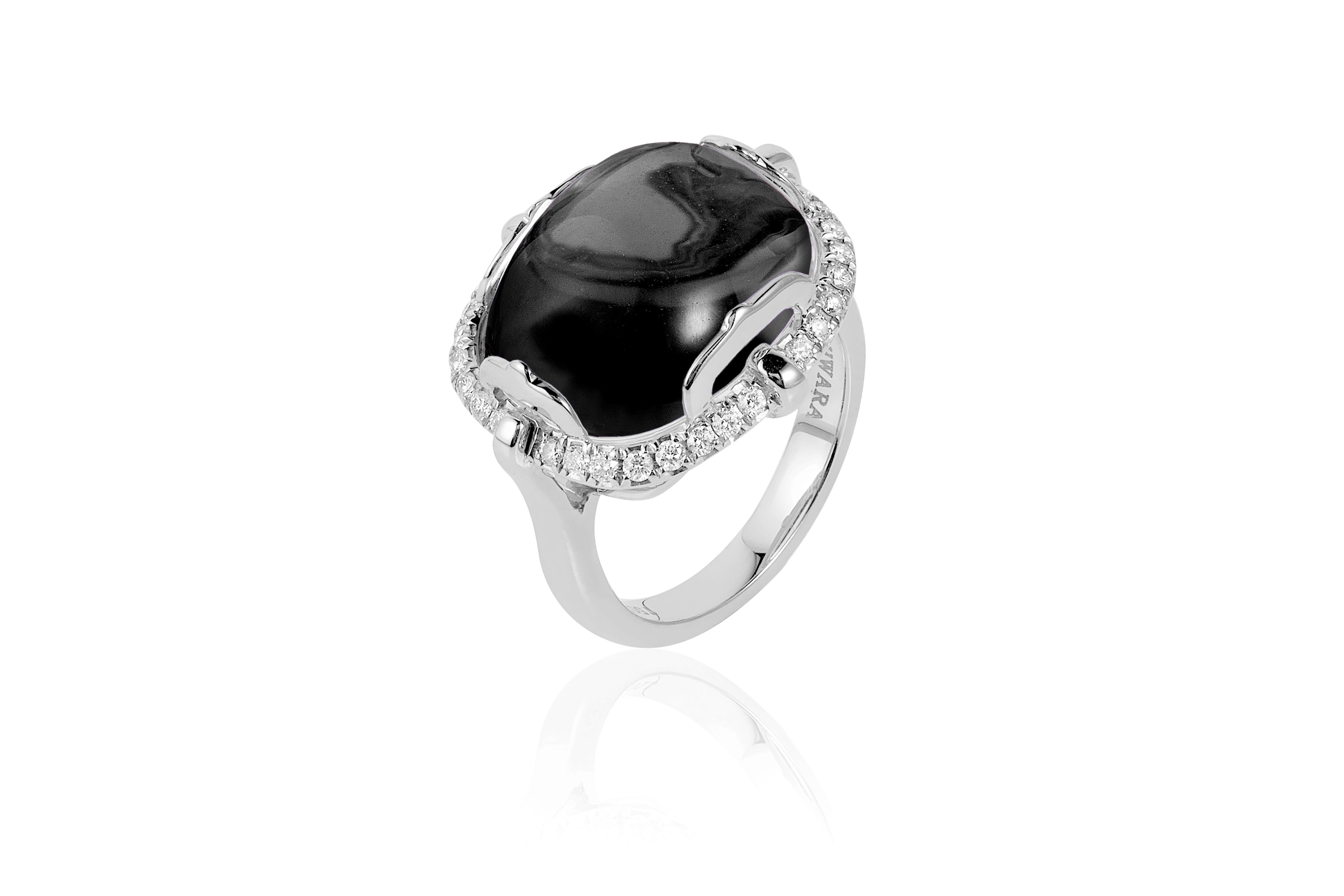 Bague en or blanc 18 carats avec cabochon en onyx et diamants de la collection 