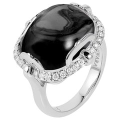 Ring mit Onyx-Kissen im Kissen-Cabochon-Schliff und Diamant