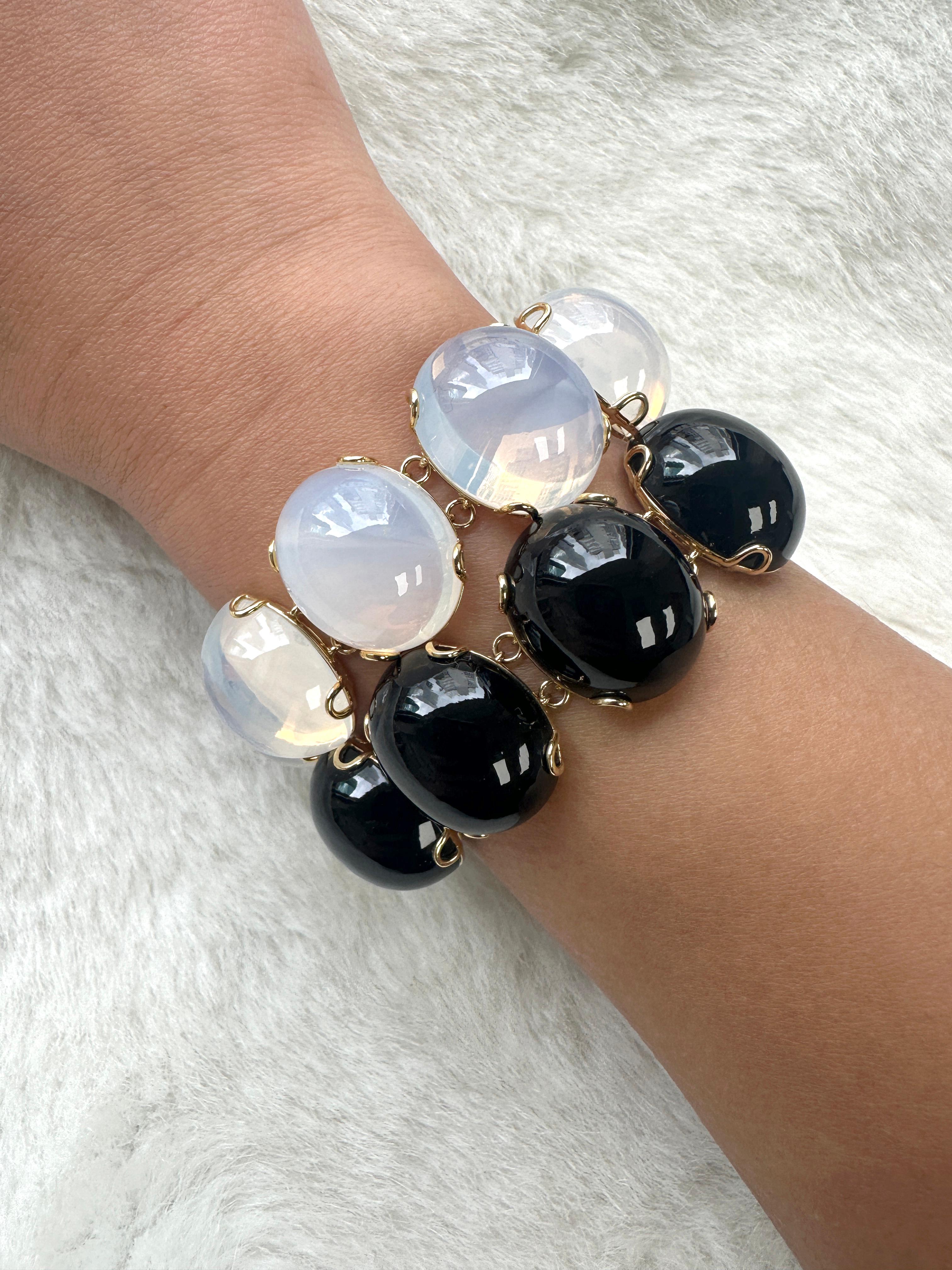 Goshwara Onyx Oval Cabochon Bracelet  In New Condition For Sale In New York, NY