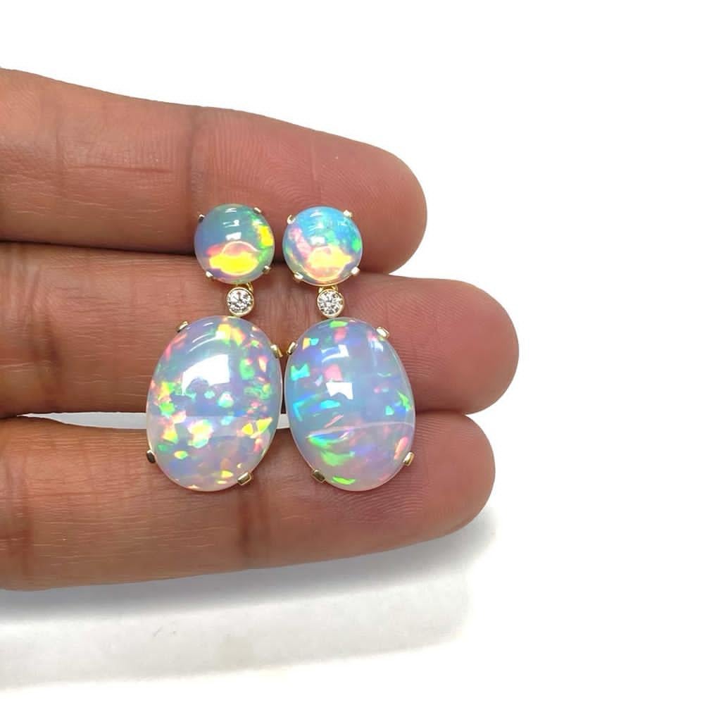 Taille cabochon Boucles d'oreilles en opale de Goshwara cabochon et diamants en vente