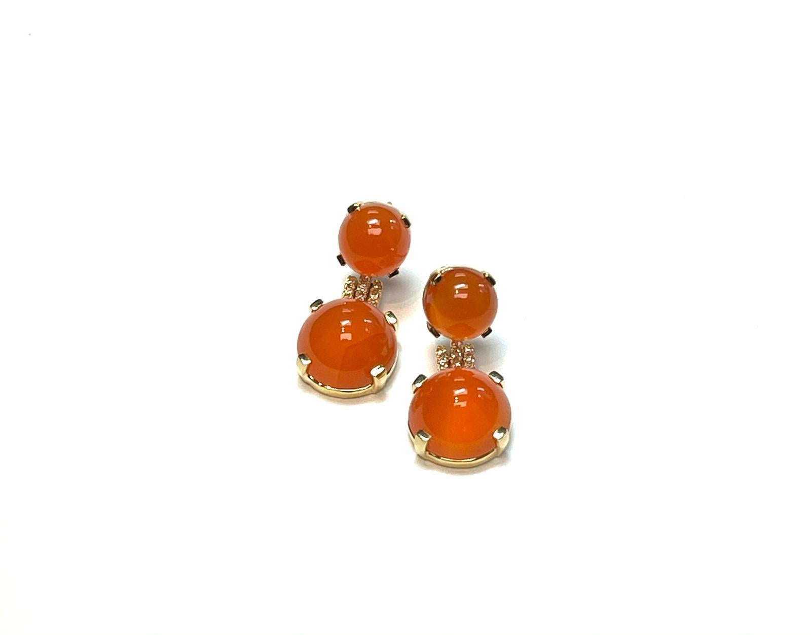 Treten Sie ins Rampenlicht mit unseren orangefarbenen Chalcedon-Cabochon-Ohrringen aus der 'Rock 'N Roll' Collection. Die aus luxuriösem 18-karätigem Gelbgold gefertigten und mit schillernden Diamanten besetzten Ohrringe sind eine perfekte Mischung