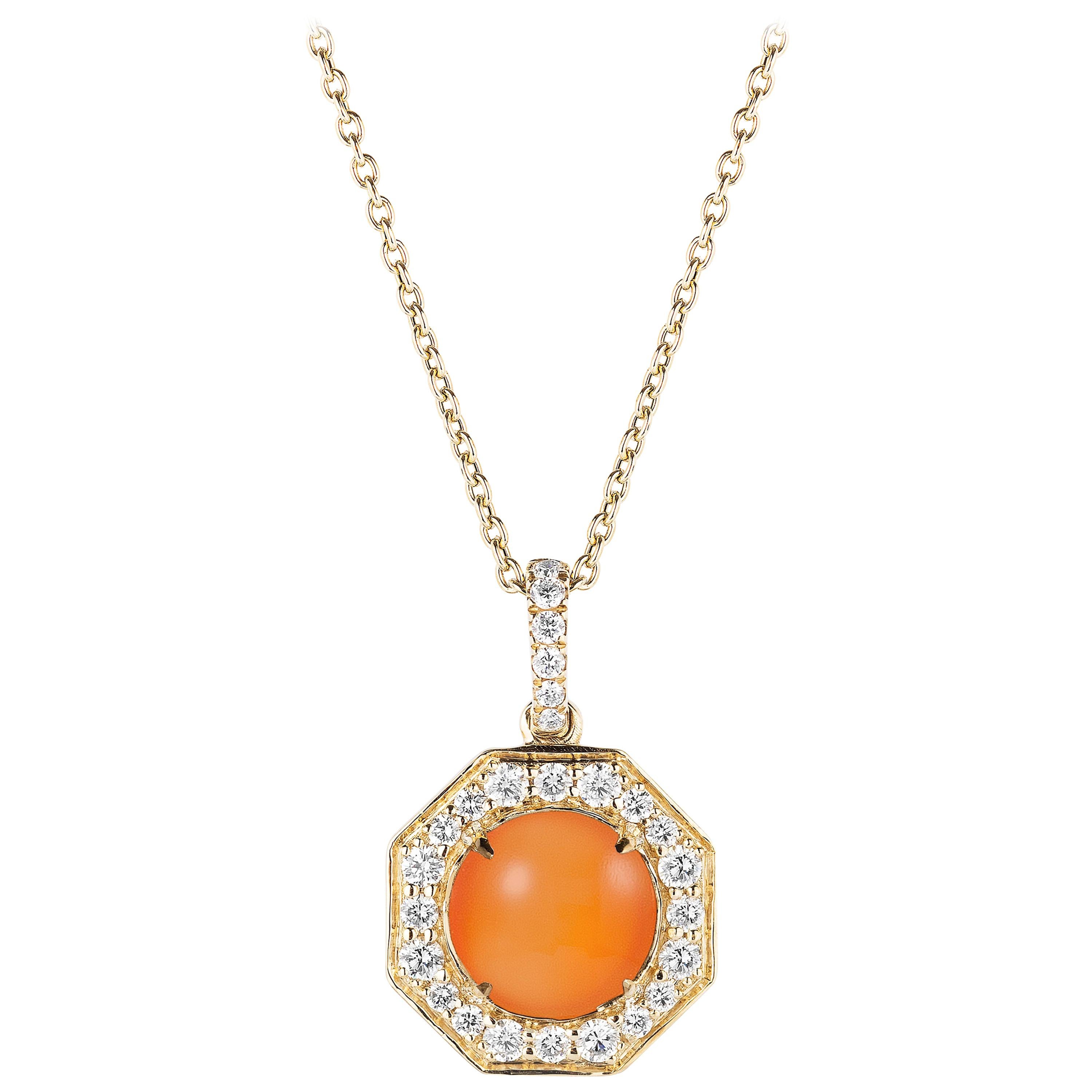 Petit pendentif en calcédoine orange Goshwara avec diamants