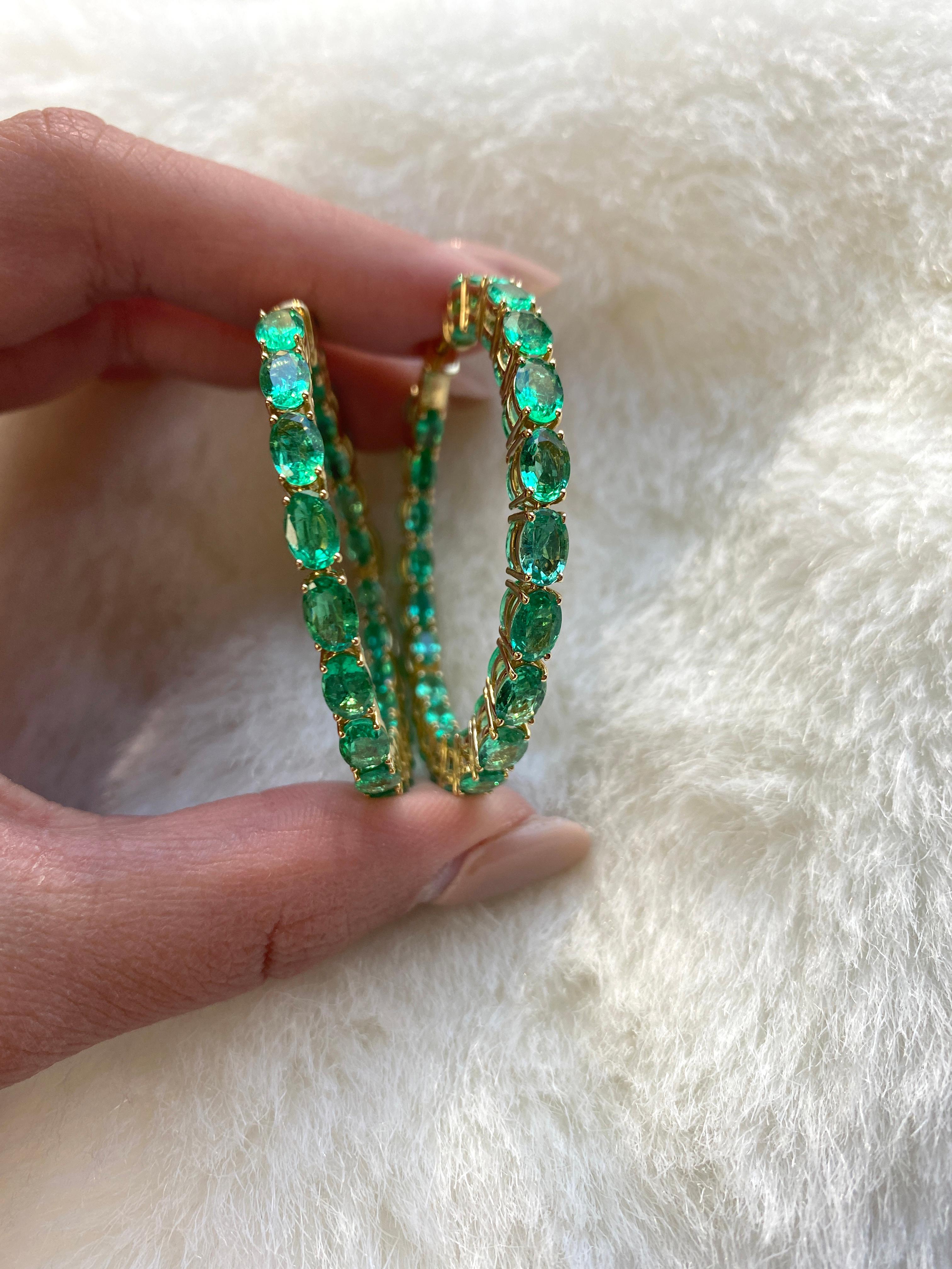 These stunning Faceted Oval Long Emerald Hoops from the exquisite 'G-One' Collection is an awe-inspiring piece crafted in 18K Yellow Gold. Its elegant design features a series of meticulously cut faceted oval emeralds adorning a sleek hoop, creating