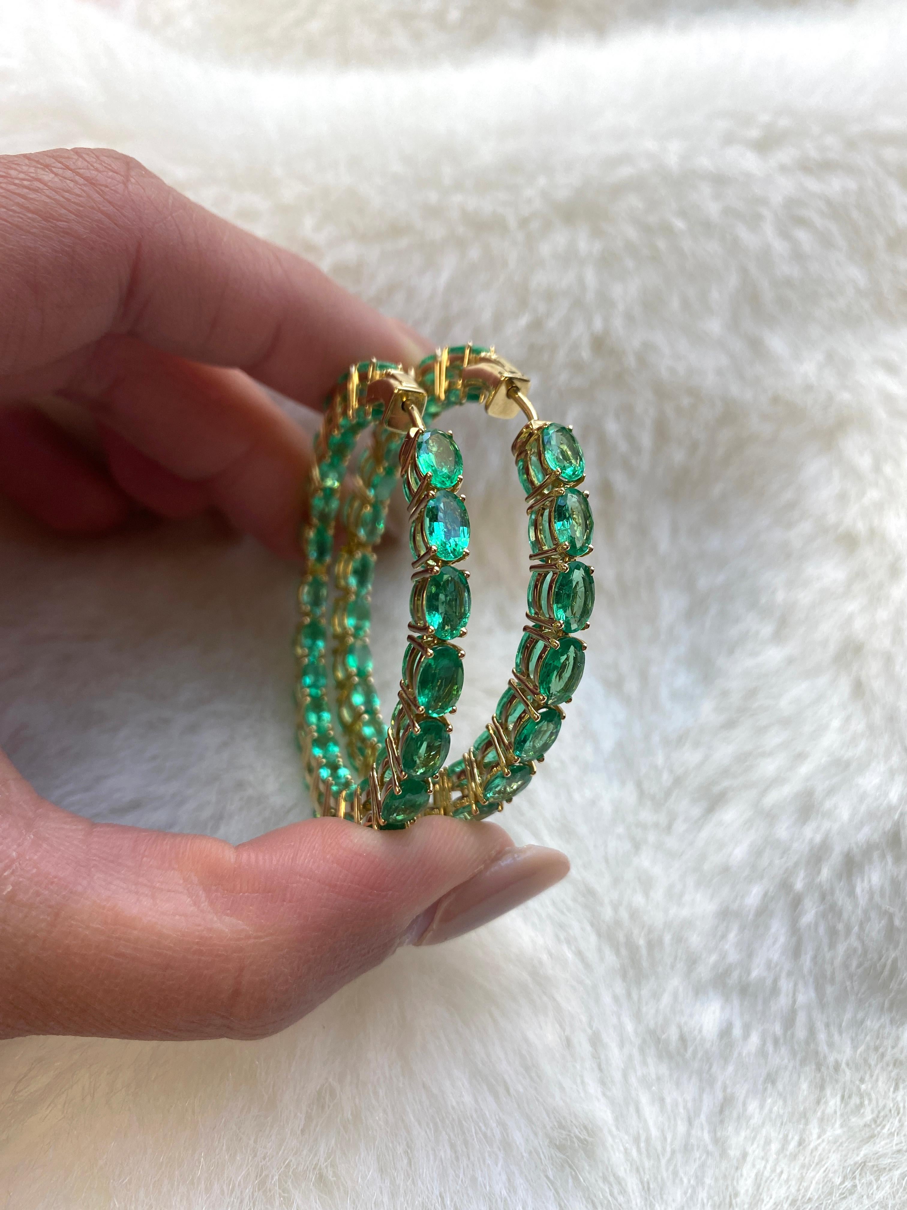 Goshwara Oval Long Emerald Hoop Earrings In New Condition For Sale In New York, NY