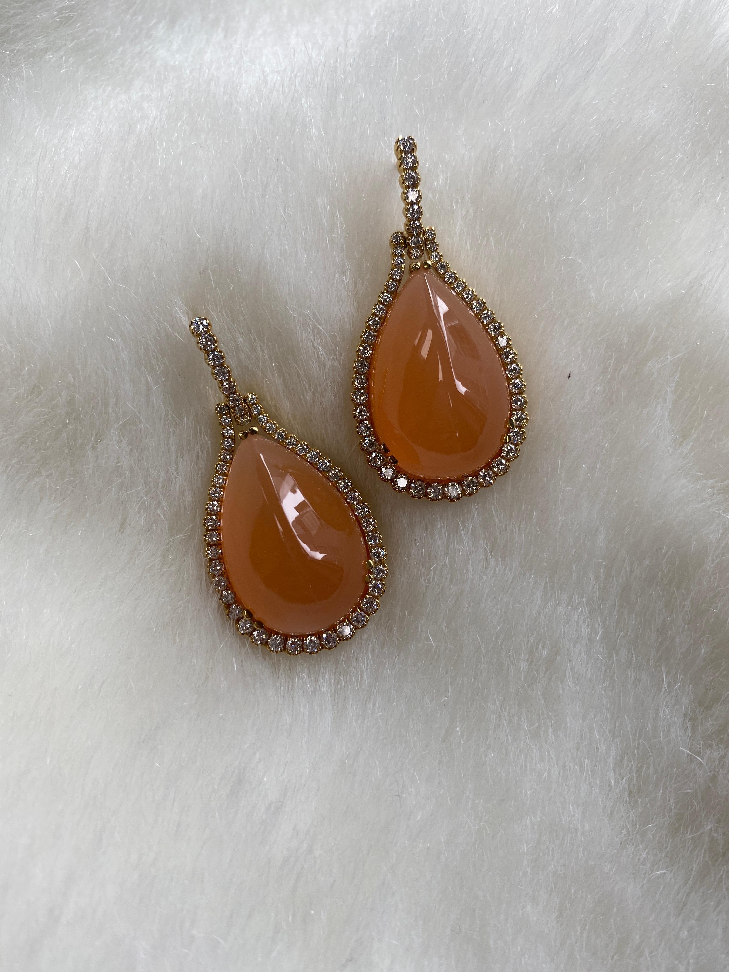 Einzigartige Cab-Ohrringe aus Pfirsich-Mondquarz mit Diamanten in 18K Gelbgold, 'Limited-Edition'. Die pfirsichfarbene Farbe des Mondquarzes macht diese Ohrringe zu etwas ganz Besonderem und zu einem großartigen Stück für Ihre persönliche