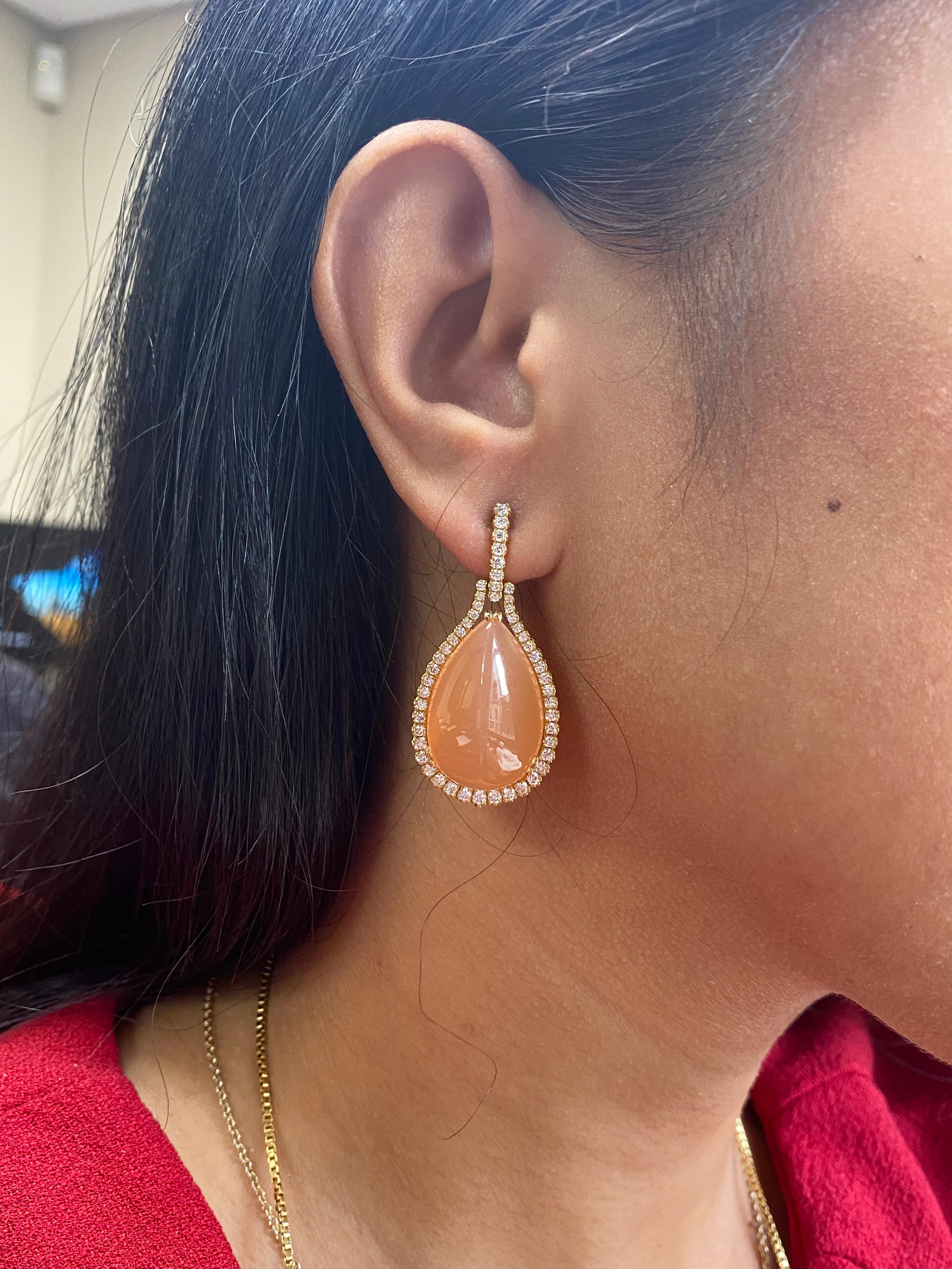 Ohrringe mit Dishwara Pfirsich Mond Quarz Cab mit Diamanten (Tropfenschliff)