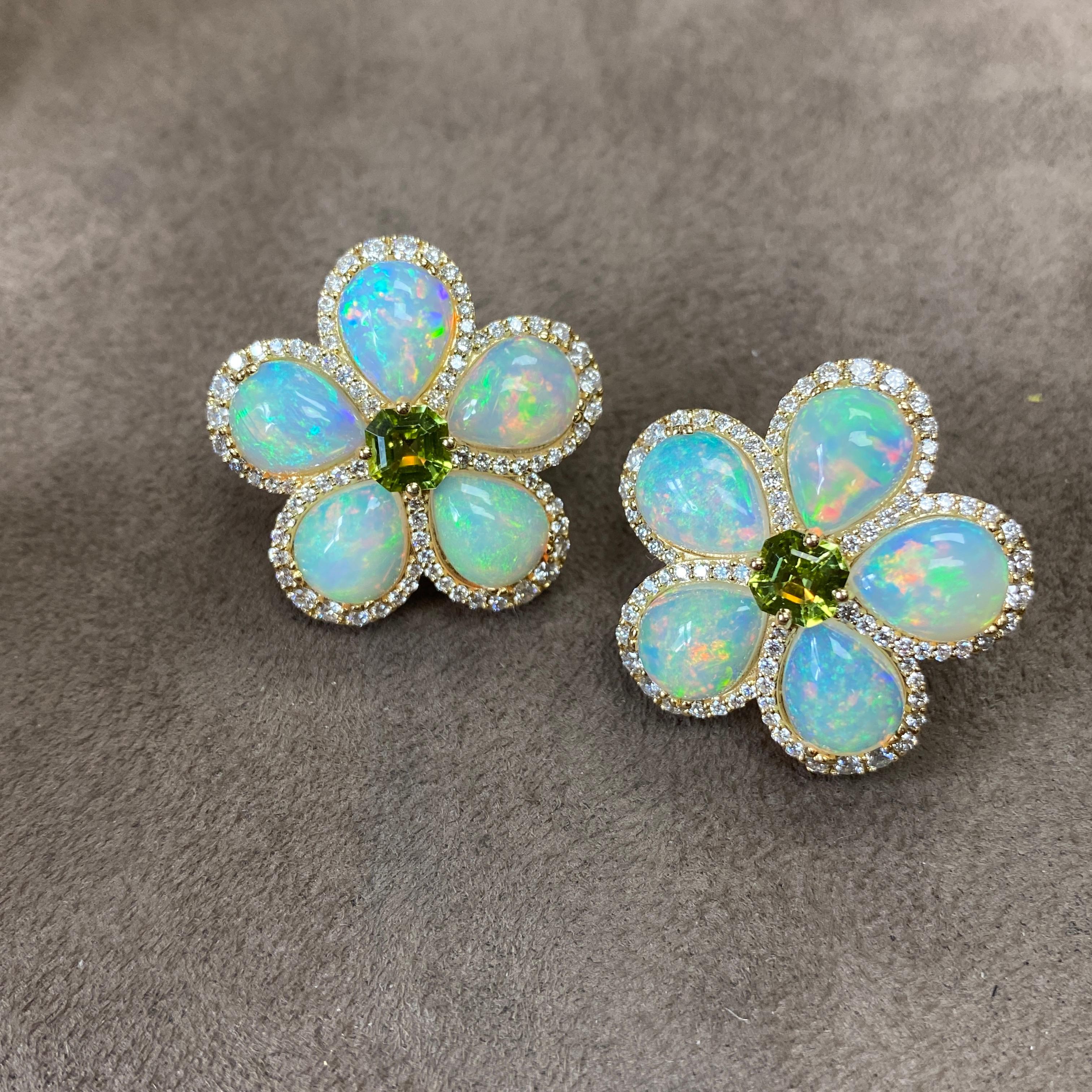 Pendientes Goshwara con cabujón de ópalo en forma de pera y flor de peridoto en Nuevo Estado en New York, NY