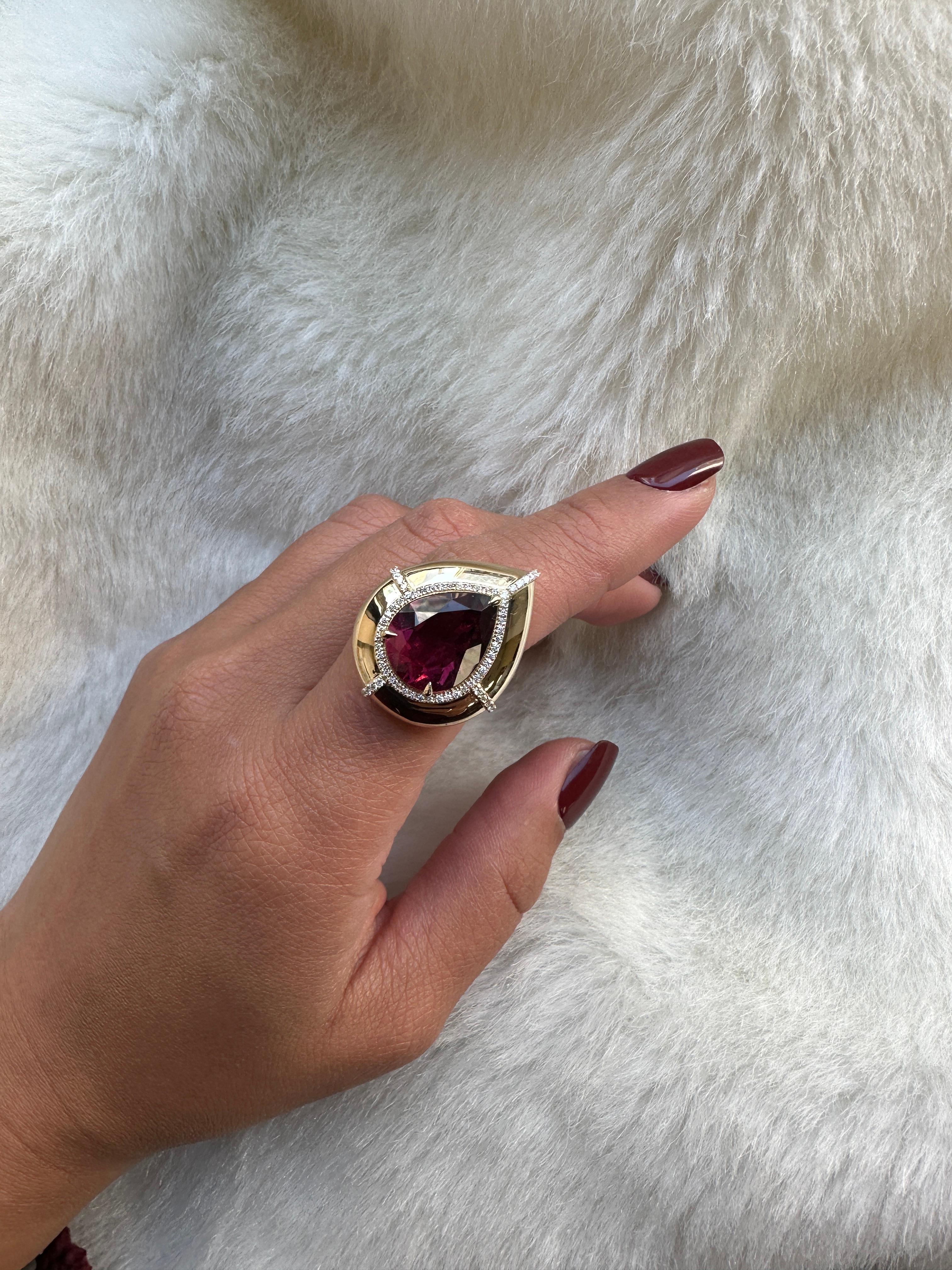 Ring aus birnenförmigem Rubelit mit Diamanten vonshwara  Damen im Angebot
