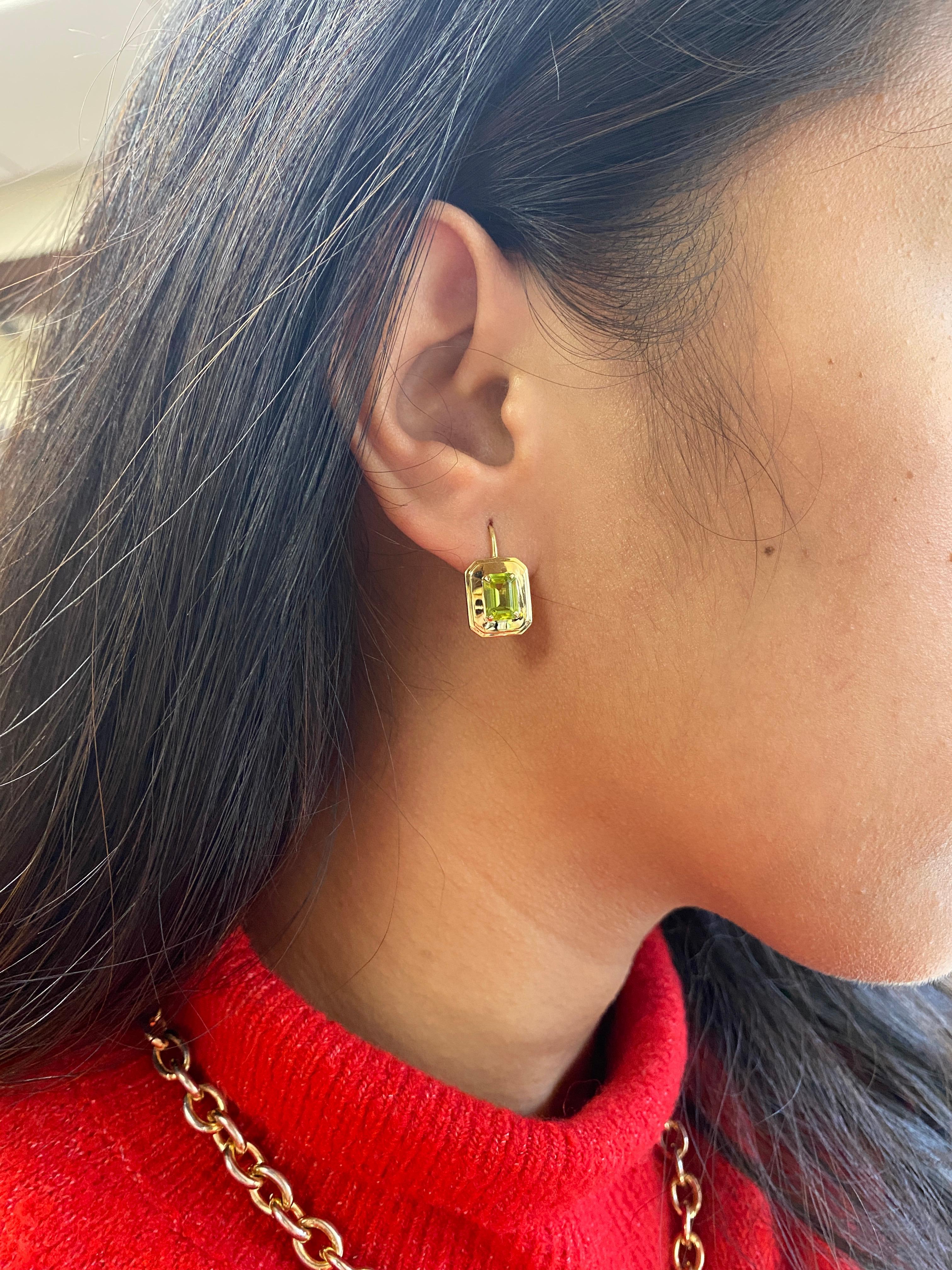 Contemporary Goshwara Peridot Emerald Cut and Lever Back Earrings For Sale