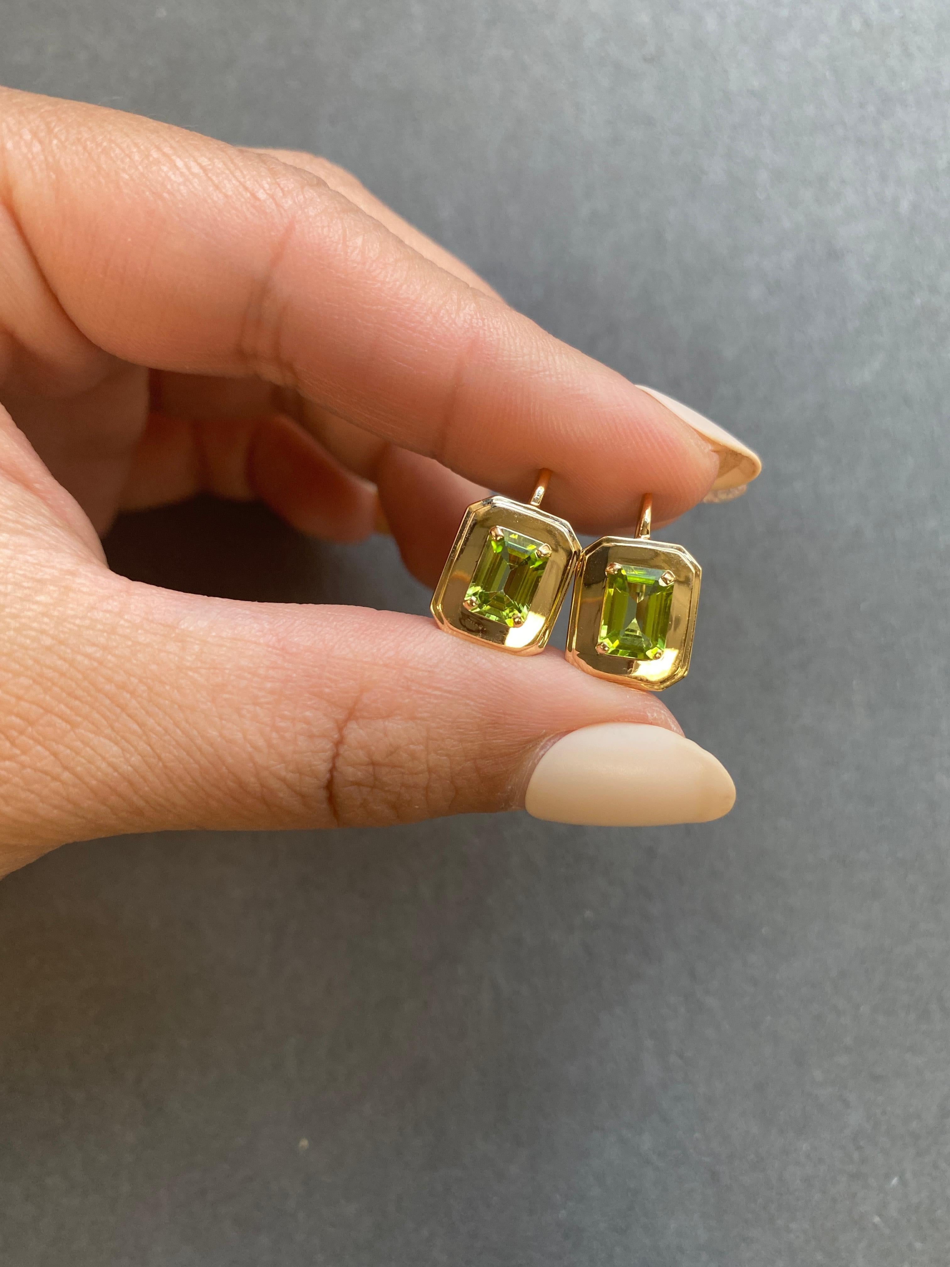 Goshwara Peridot Emerald Cut and Lever Back Earrings In New Condition For Sale In New York, NY