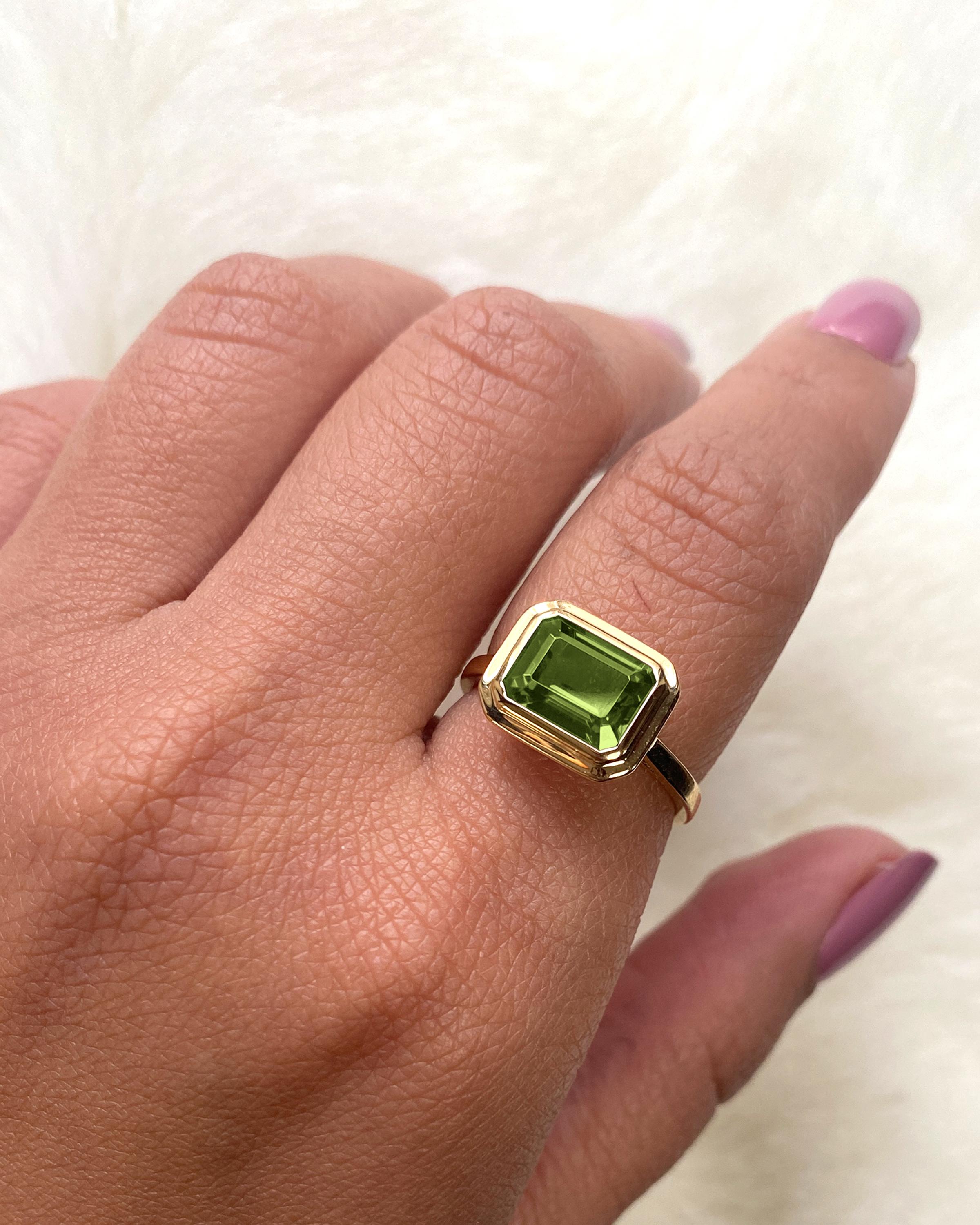 Taille émeraude Goshwara Peridot Emerald Cut Bezel Set Ring (bague à chaton avec péridot) en vente