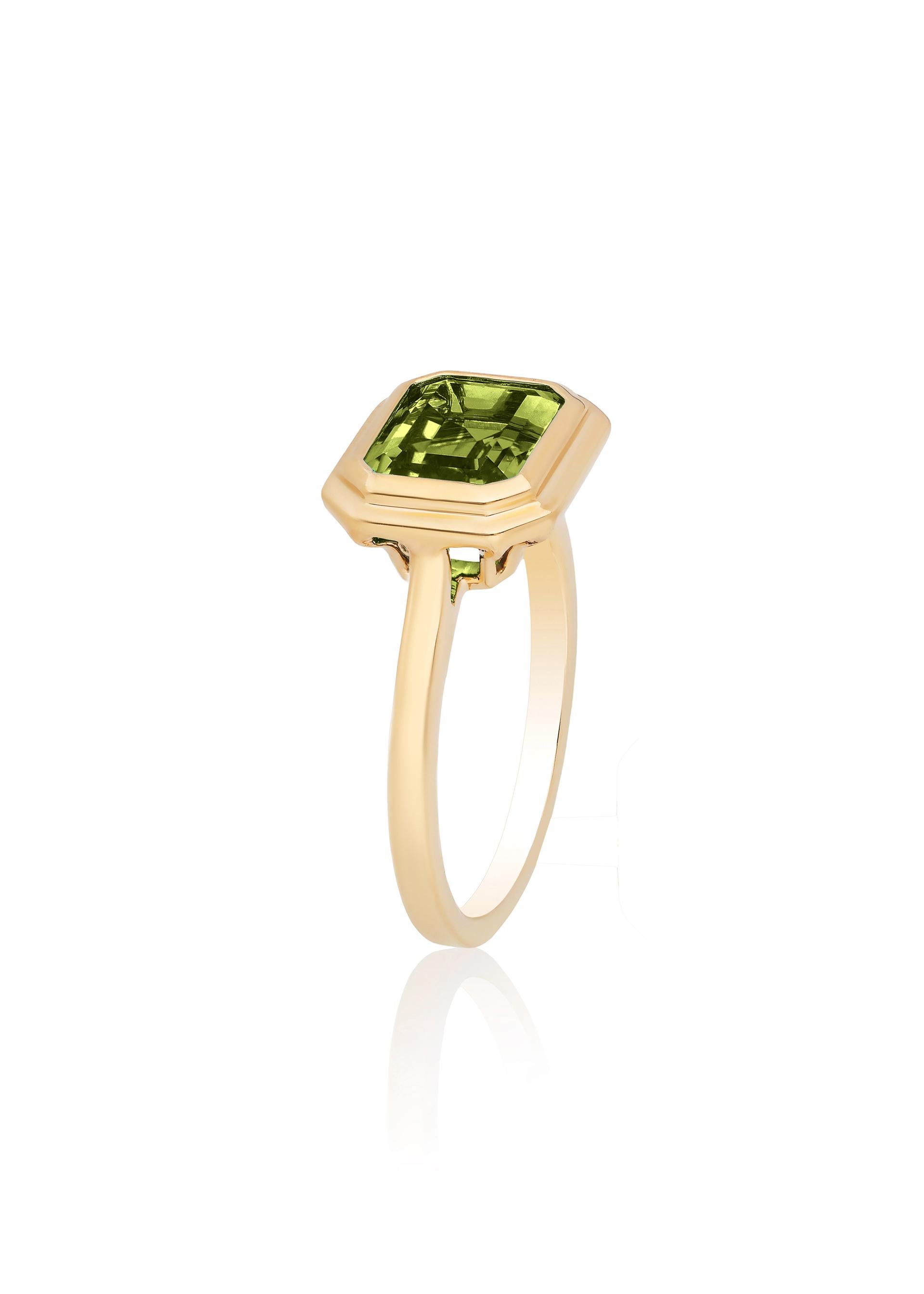 Contemporary Goshwara Peridot Emerald Cut Bezel Set Ring For Sale