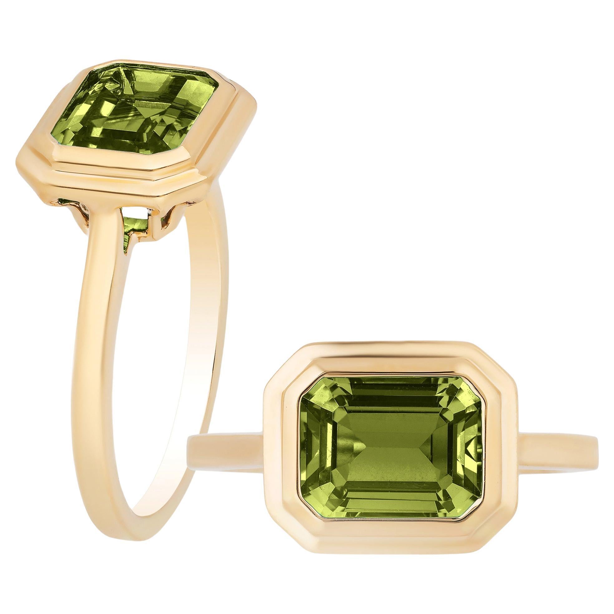 Goshwara Peridot Emerald Cut Bezel Set Ring For Sale