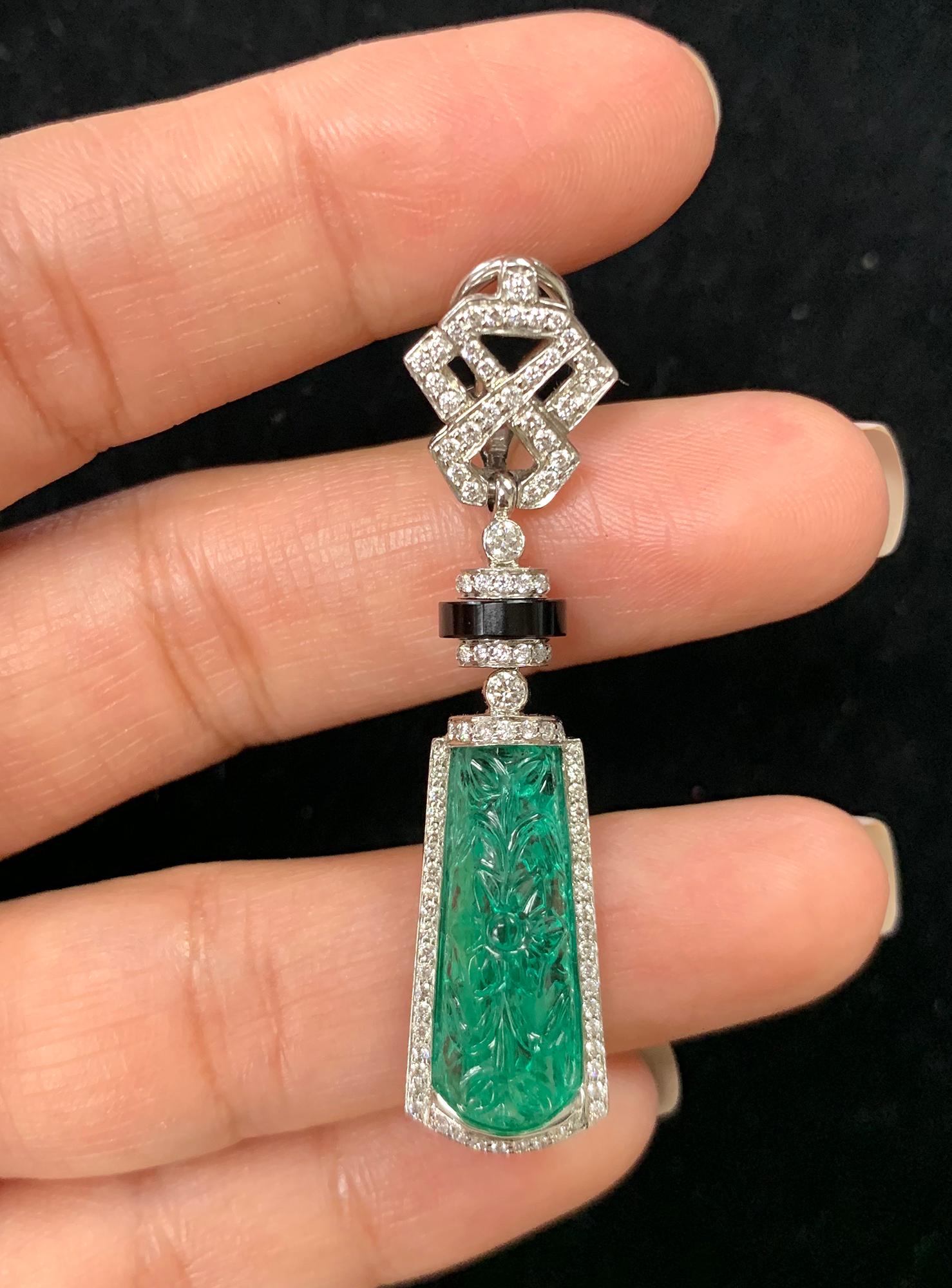 Contemporain Goshwara Boucles d'oreilles rectangulaires sculptées en émeraudes et diamants en vente