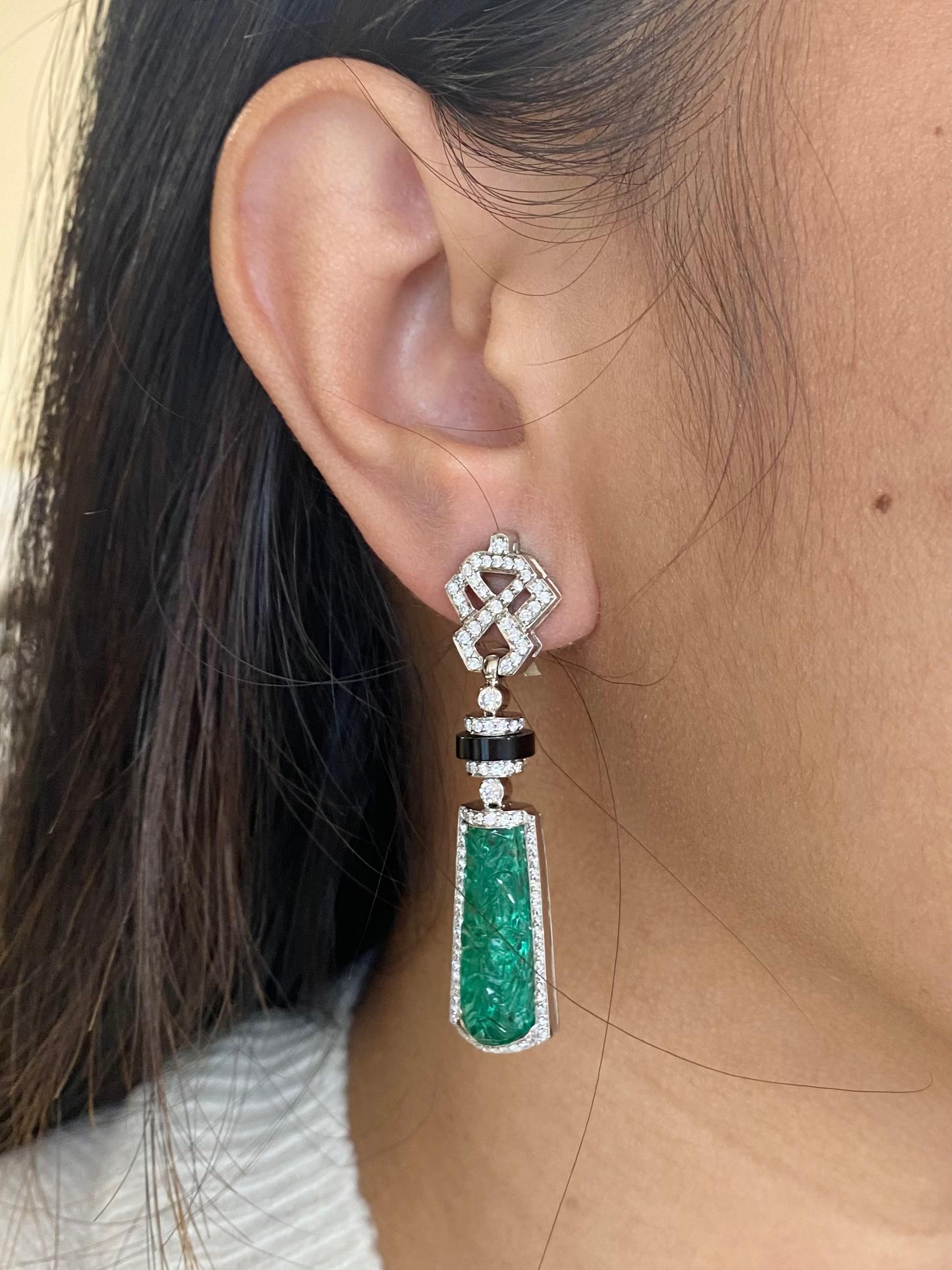 Goshwara Boucles d'oreilles rectangulaires sculptées en émeraudes et diamants Neuf - En vente à New York, NY