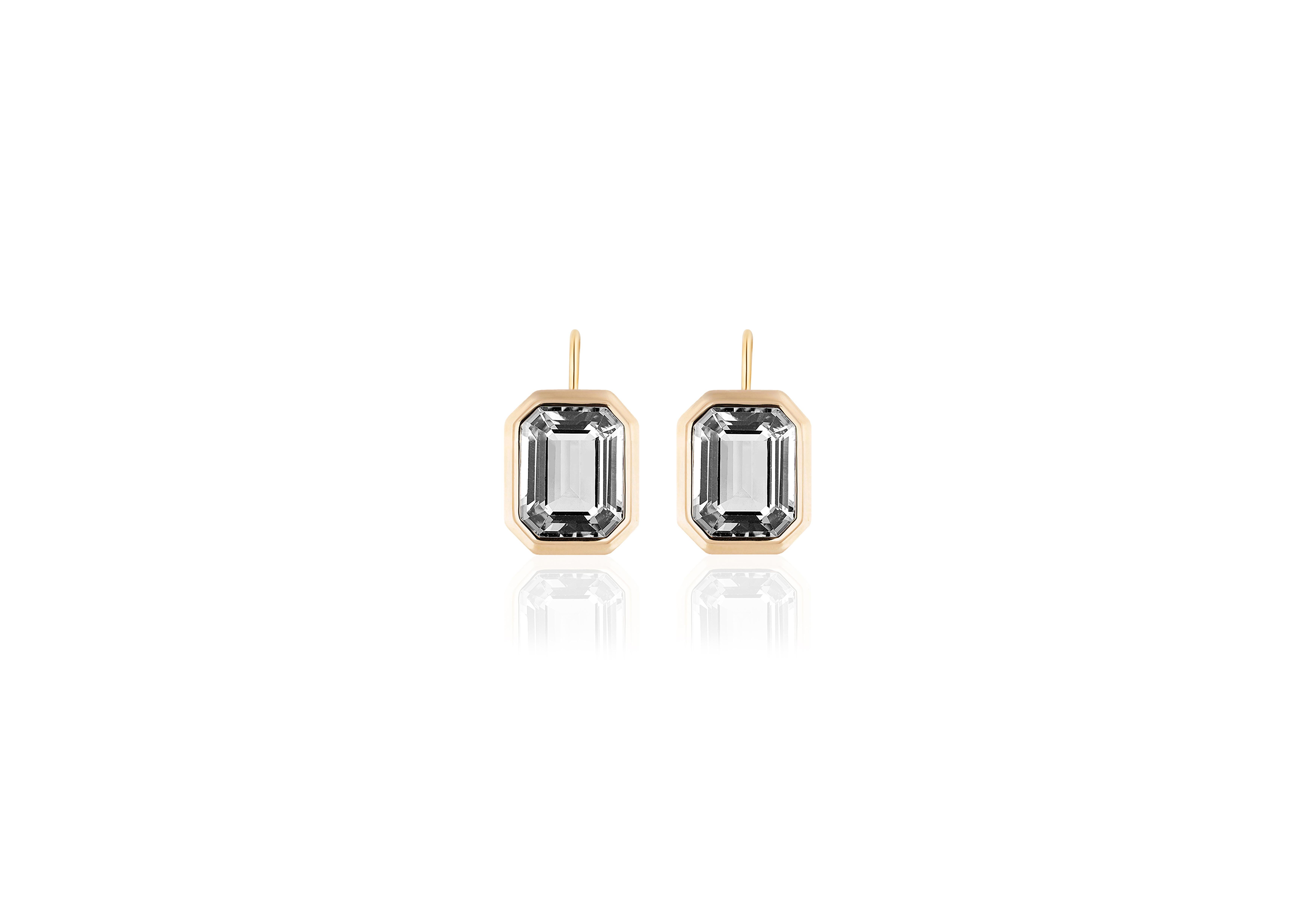 Diese Bergkristall-Ohrringe mit Smaragdschliff und Lünette aus 18 Karat Gelbgold aus der 'Manhattan Collection'S sind ein atemberaubendes und anspruchsvolles Schmuckstück. Diese Ohrringe bestehen aus exquisiten Bergkristall-Edelsteinen im eleganten