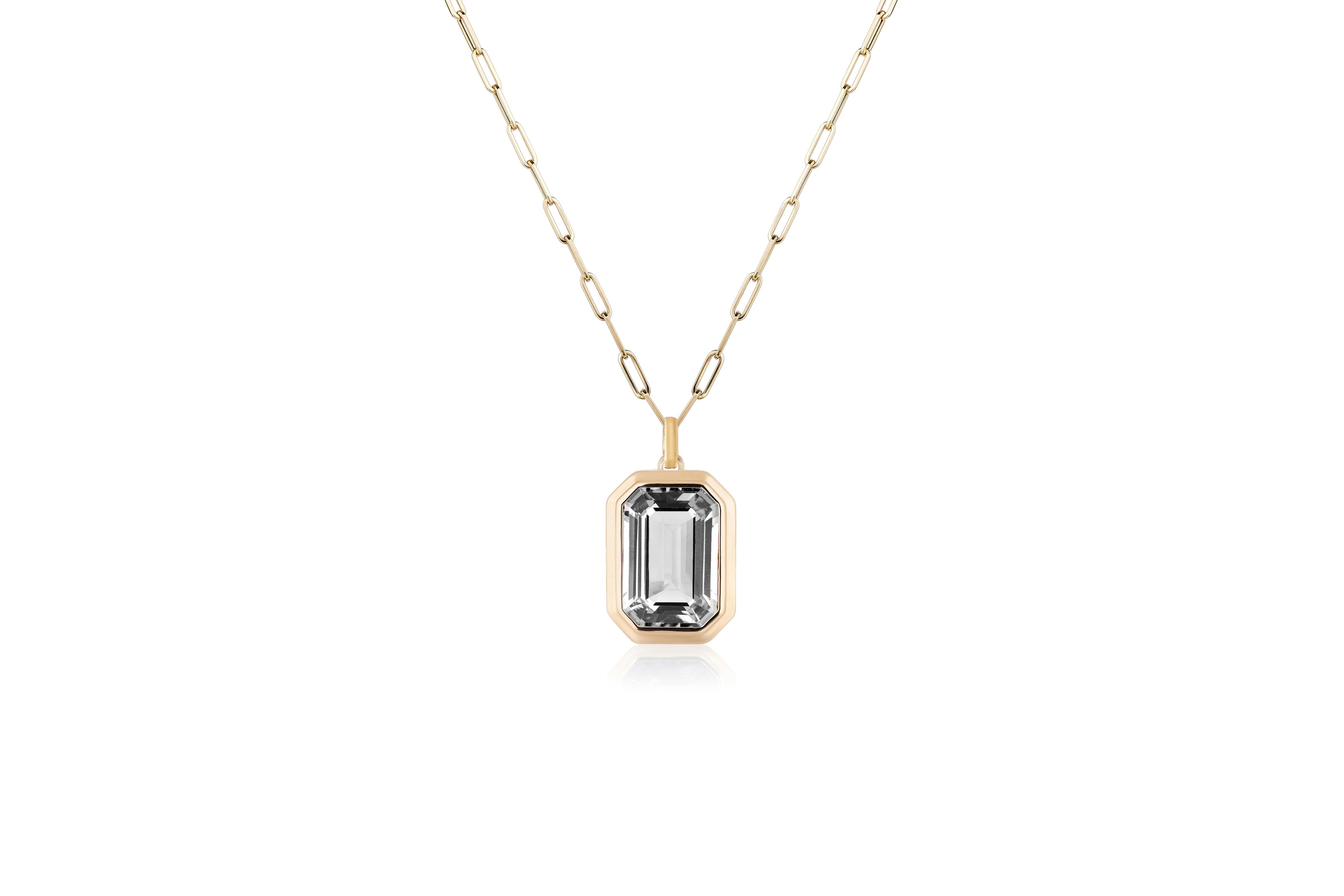 Ce magnifique pendentif en or jaune 18 carats serti d'un chaton en cristal de roche taillé en émeraude est issu de notre Collection 'Manhattan'. Des lignes minimalistes mais des structures audacieuses, voilà ce que propose notre Collection S S. Nos