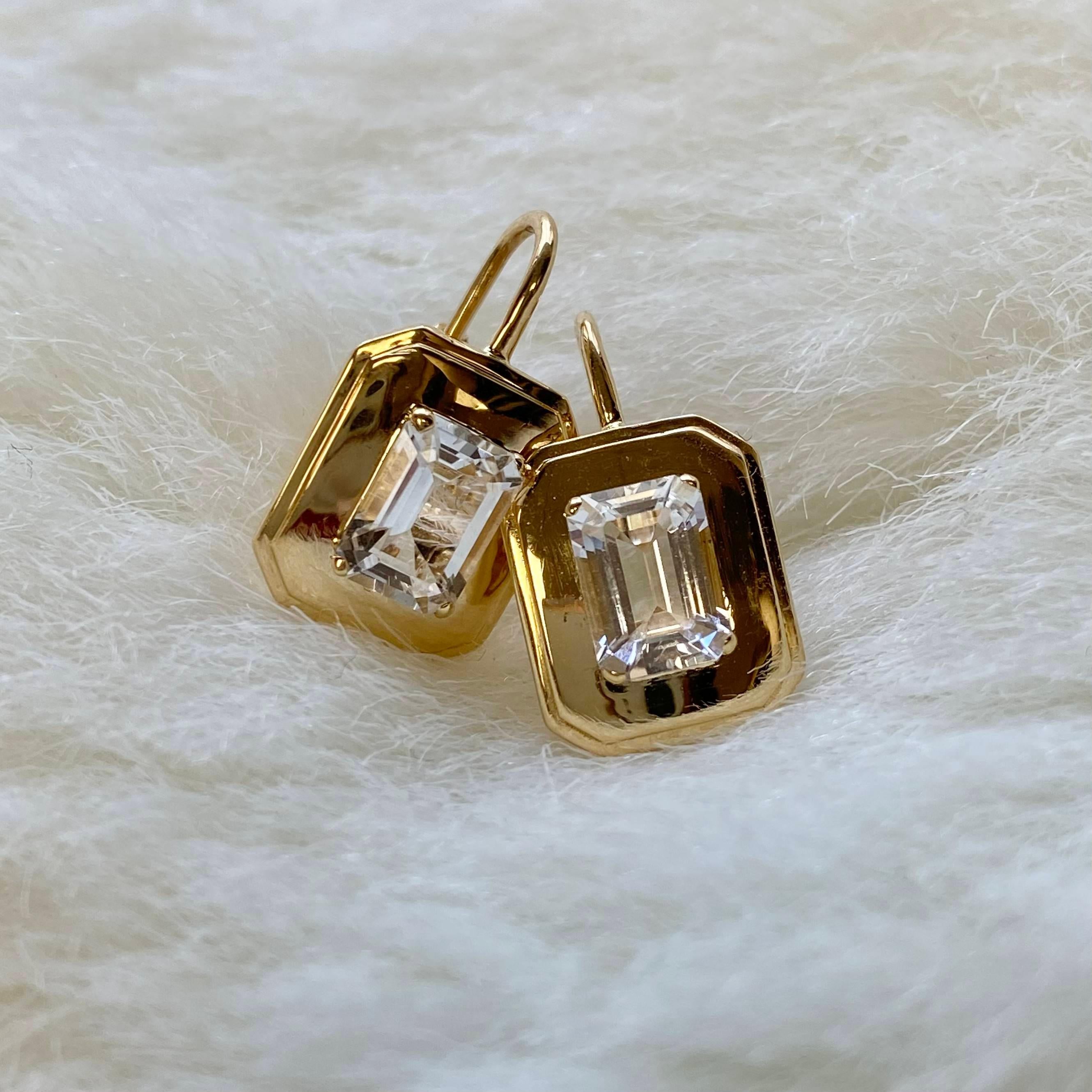 Goshwara Rock Crystal Emerald Cut with Gold Earrings In New Condition For Sale In New York, NY