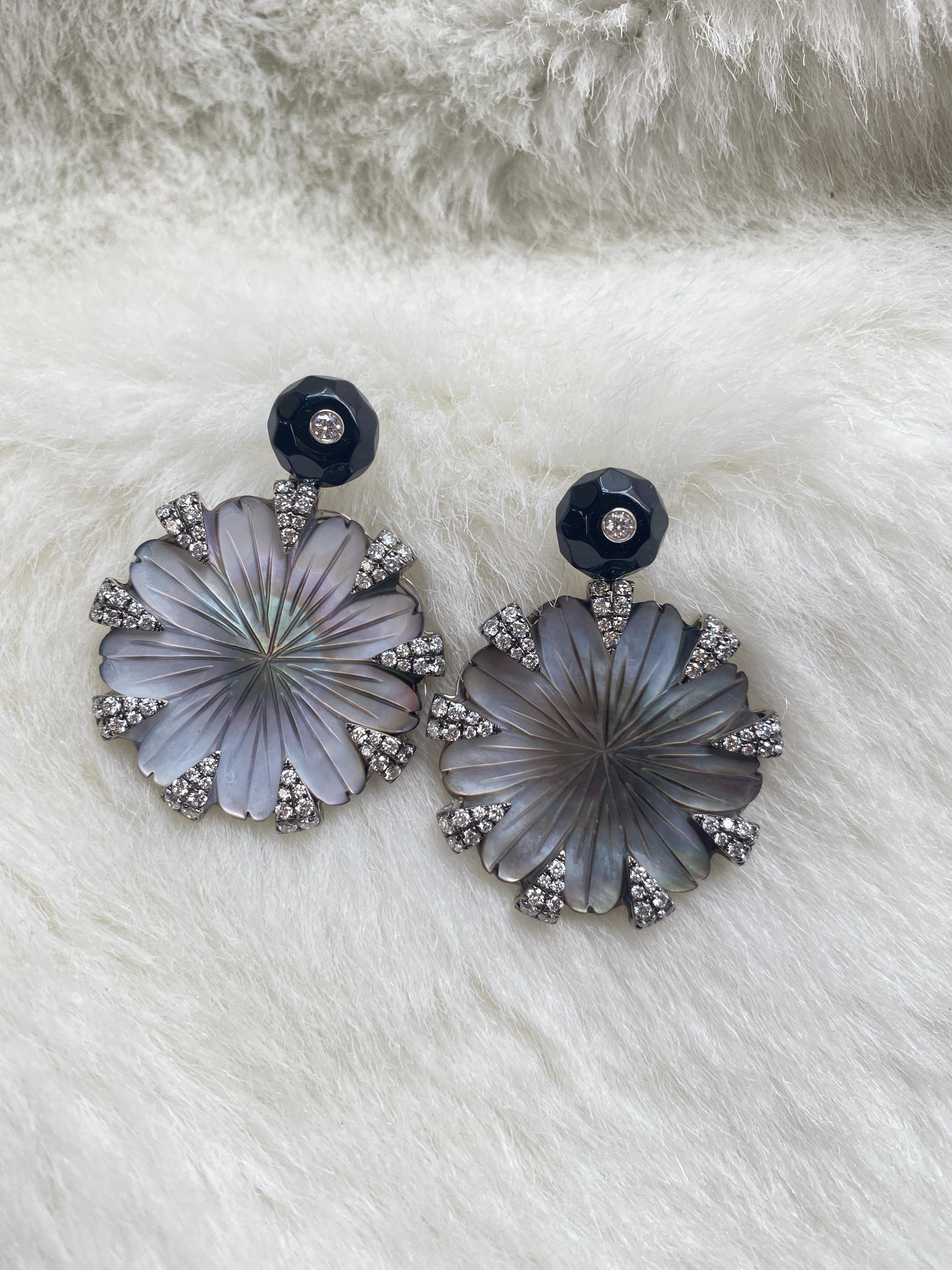 Goshwara Round Flower Earrings with Diamonds In New Condition For Sale In New York, NY